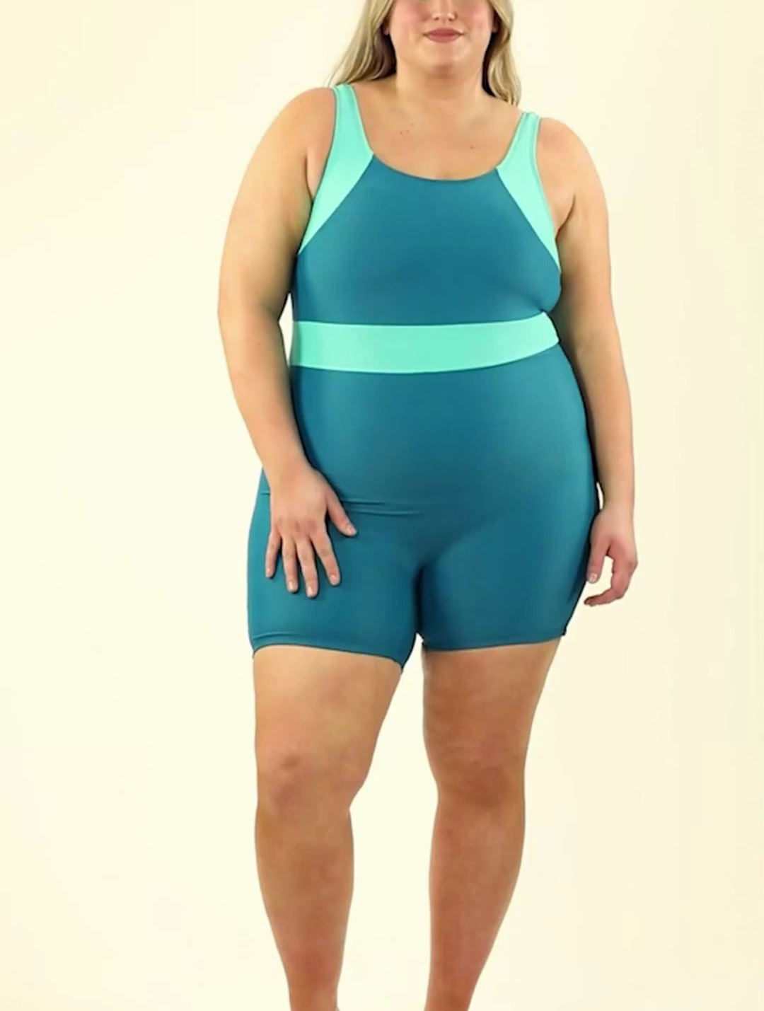 大号美女的沙滩福利——适应微胖女生的泳装展示1