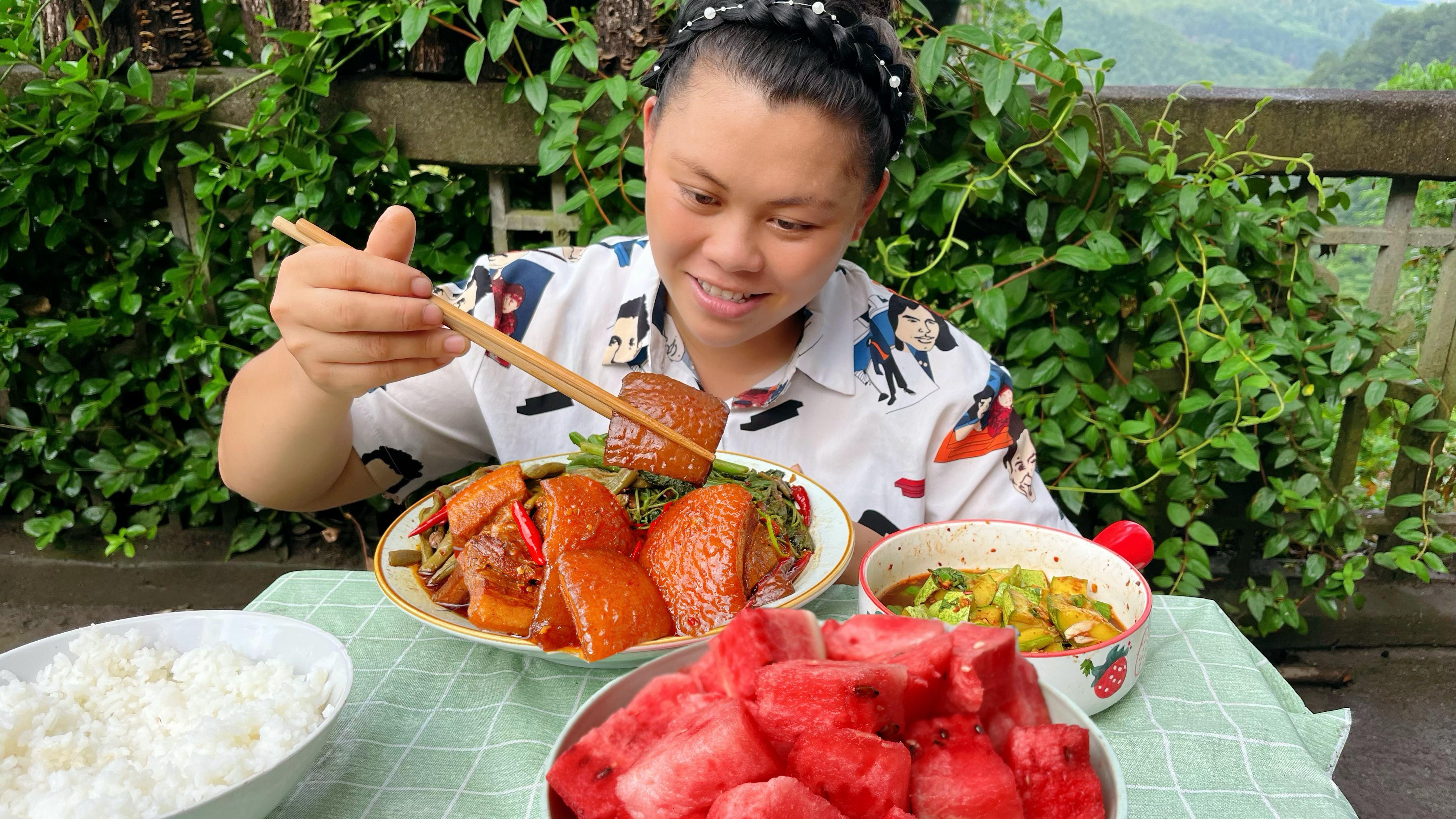欧妹嘴又馋了,直接做一锅红烧肉,加上各种配菜吃到饱