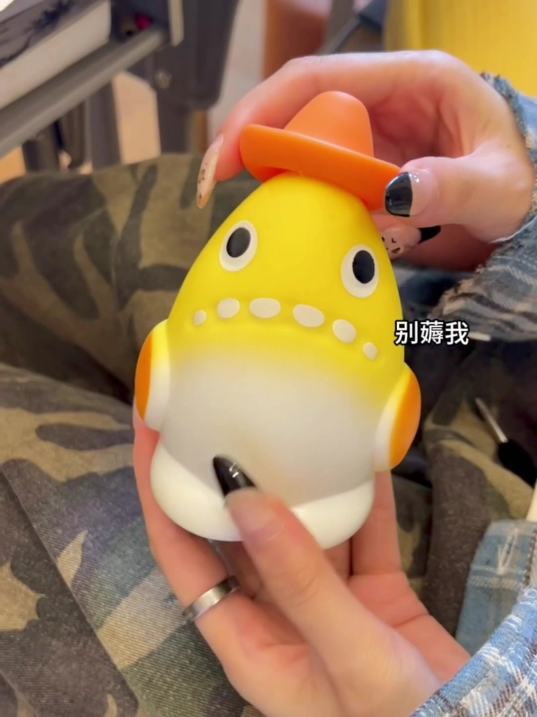 快看啊这只小鲨鱼把同桌乐的呀 解压玩具 搞怪玩具
