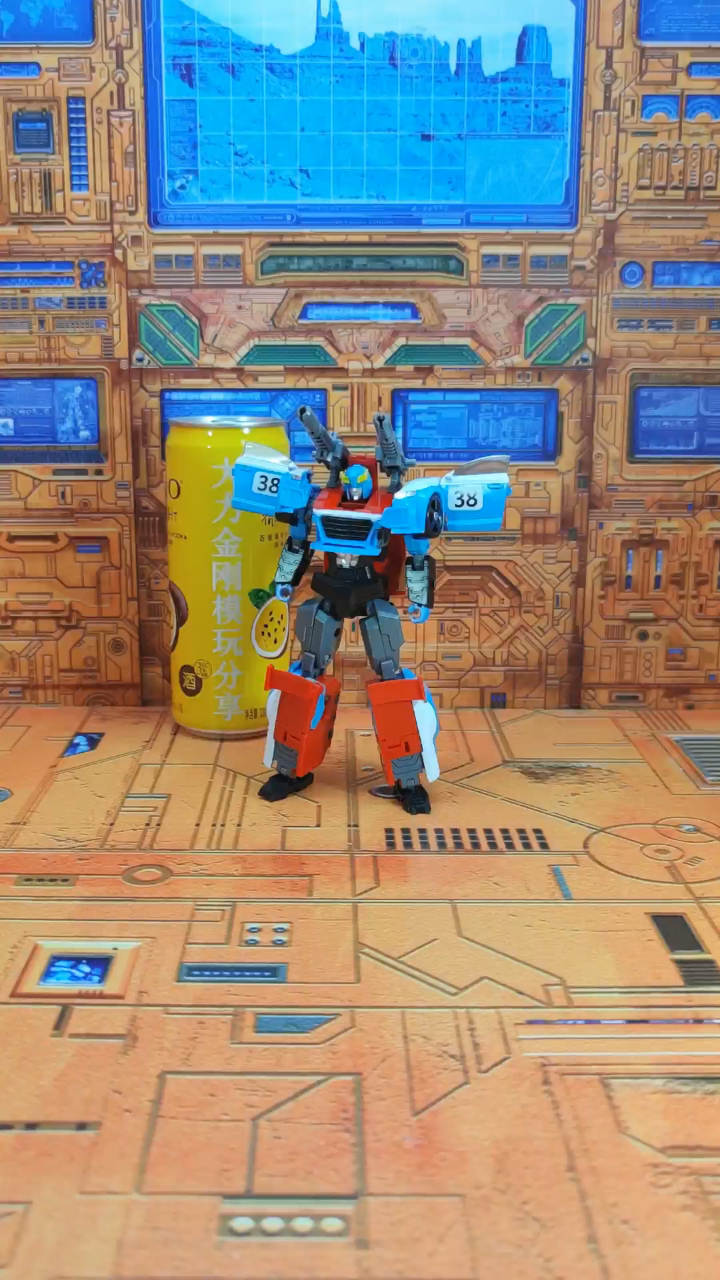 tt烟幕汽车人成员变形为阿斯顿马丁跑车