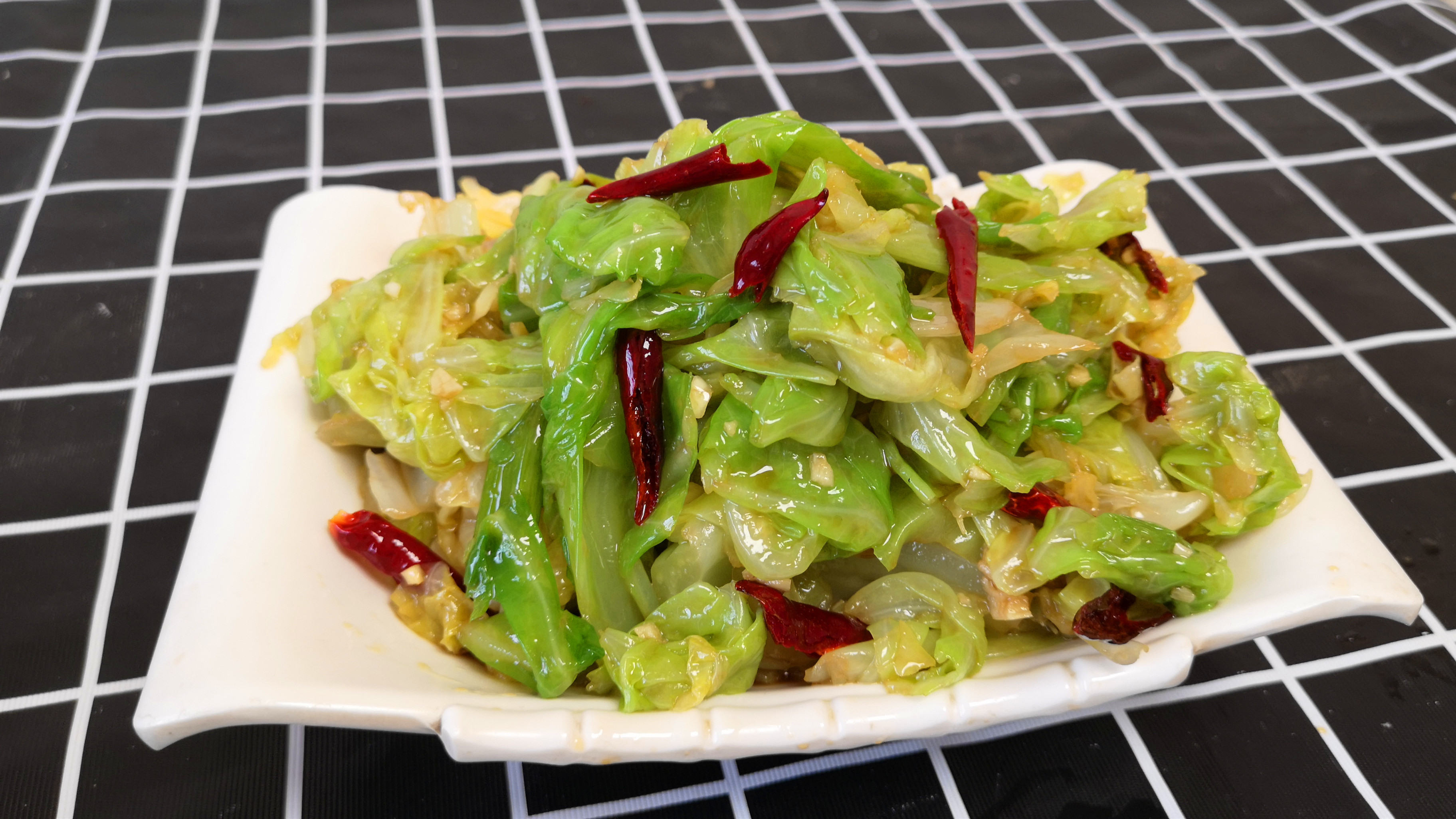 包菜别再炒着吃了,试试这样做,酸辣脆爽,连吃7天都不腻,真香