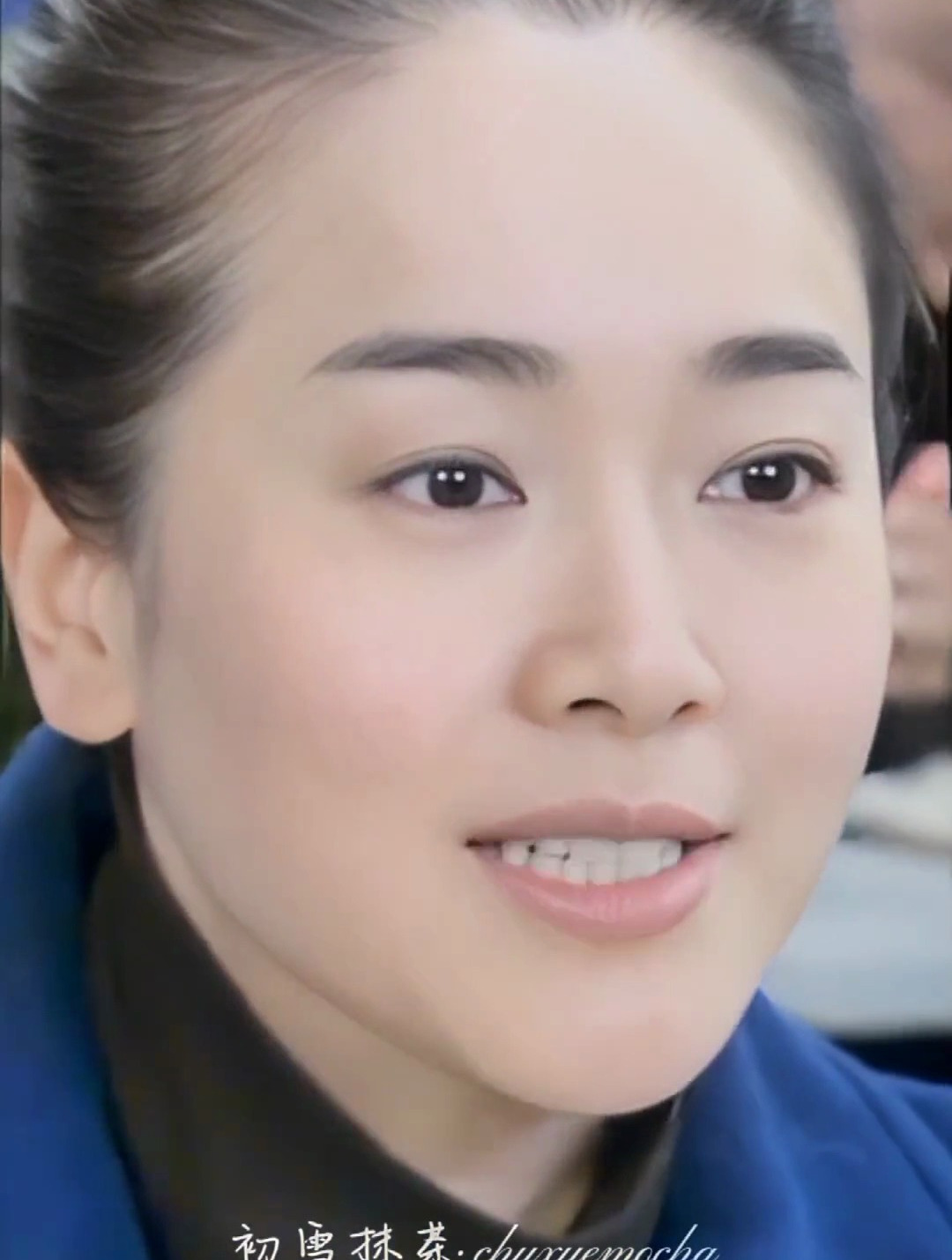 很难看出左小青都44岁了,素颜都很好看,穿搭精致像24岁一样-度小视