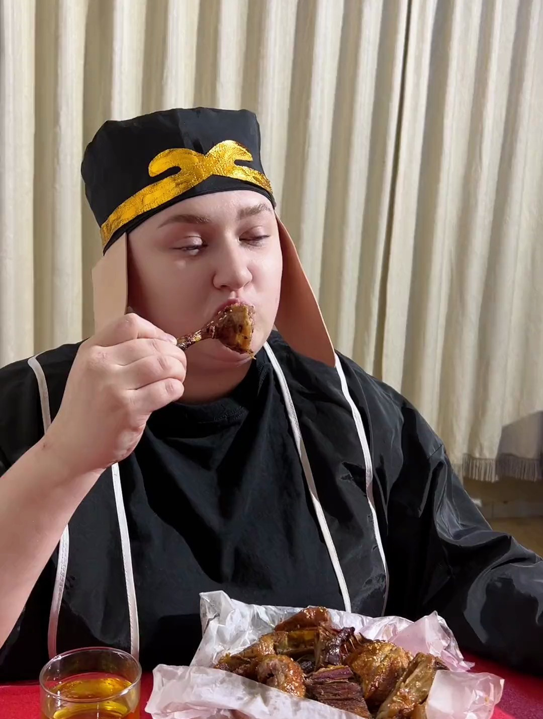 洋媳妇喜欢吃中国烤鸭 搞笑外国媳妇 中国美食征服外国人-度小视