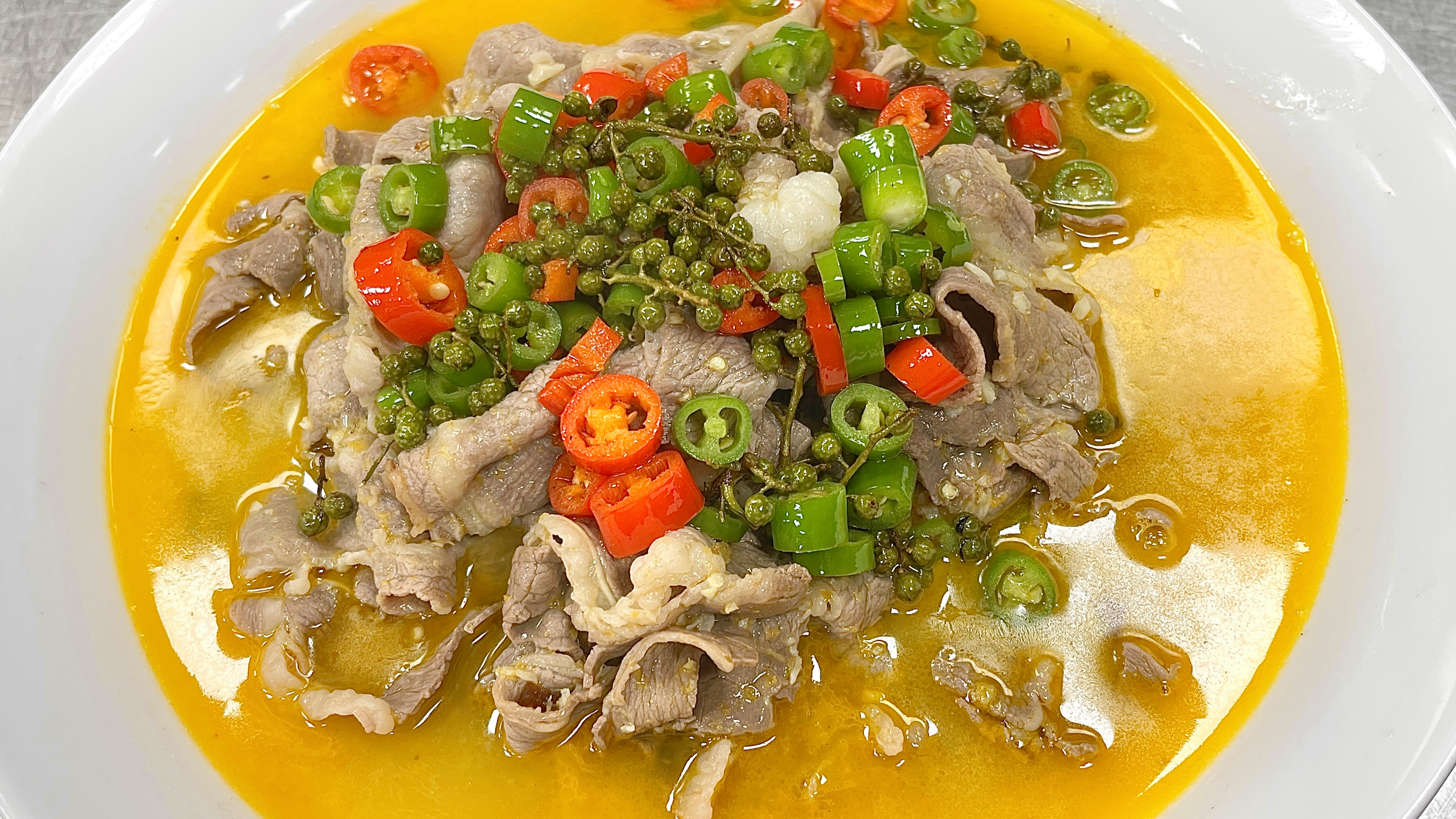 在家做金汤肥牛，不要乱加大料，大厨教你一招，色泽金黄酸辣开胃