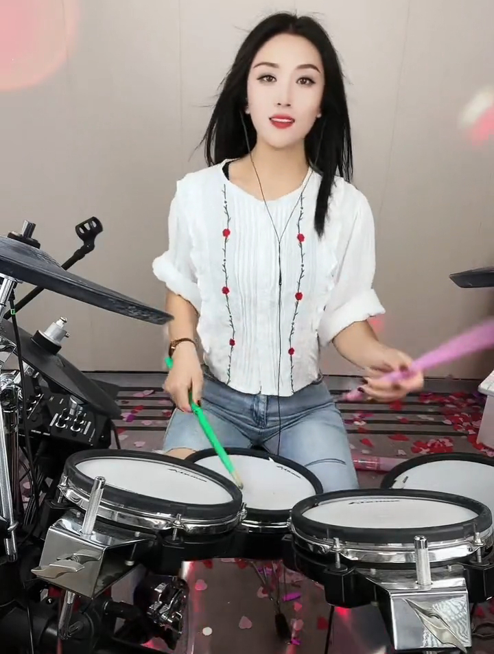 又美又飒,架子鼓小姐姐,慕了慕了