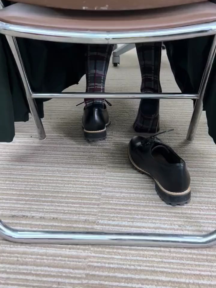 把她鞋子拿走,日本女生生气了