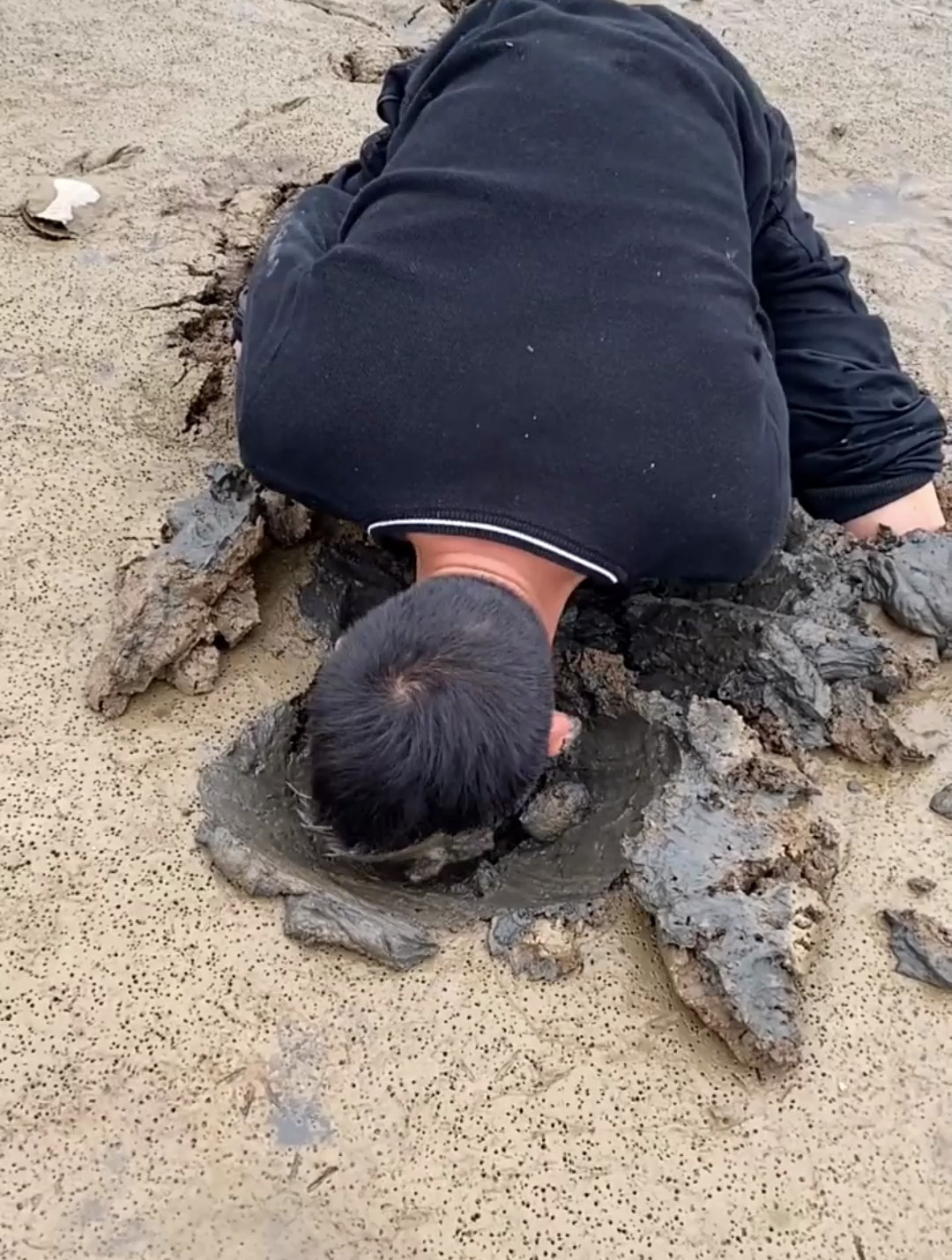 小伙用嘴抓黄鳝,贴脸刨坑,不愧是抓鳝人-度小视