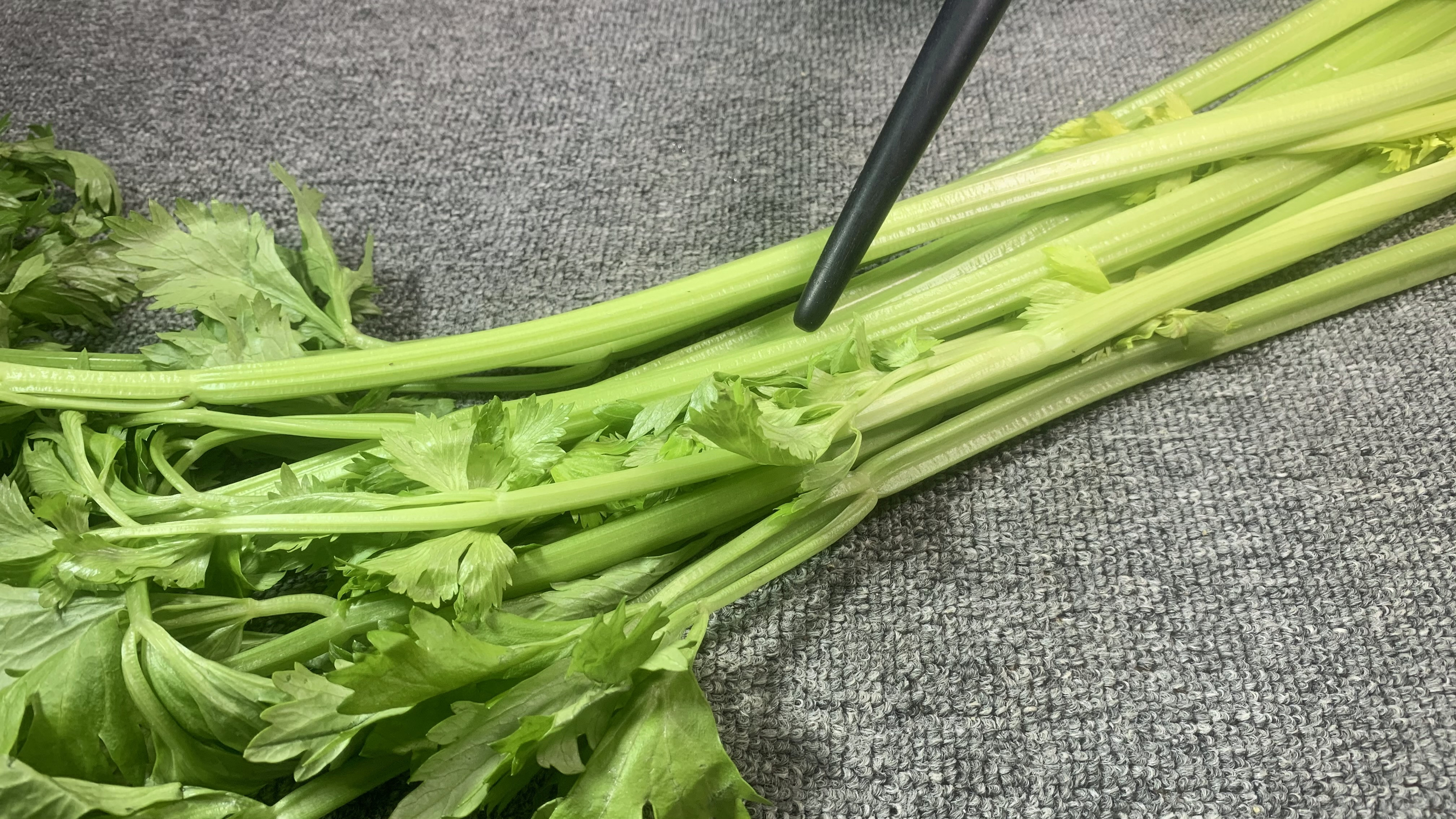 炒芹菜时,记住不要焯水和直接下锅炒,学会一招,鲜嫩入味不塞牙