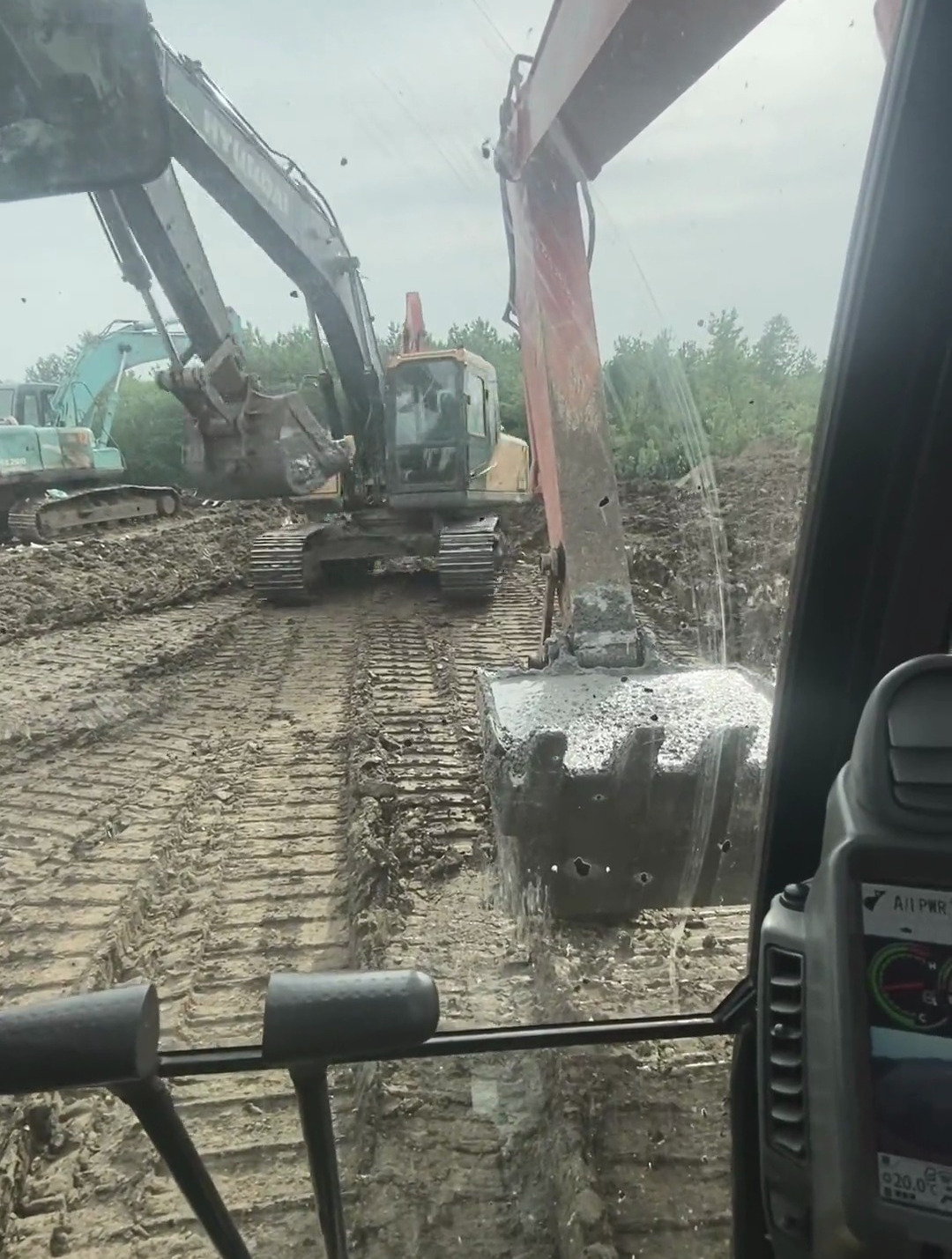 挖掘机工作第一视角视频,这是在列队吗?没看明白