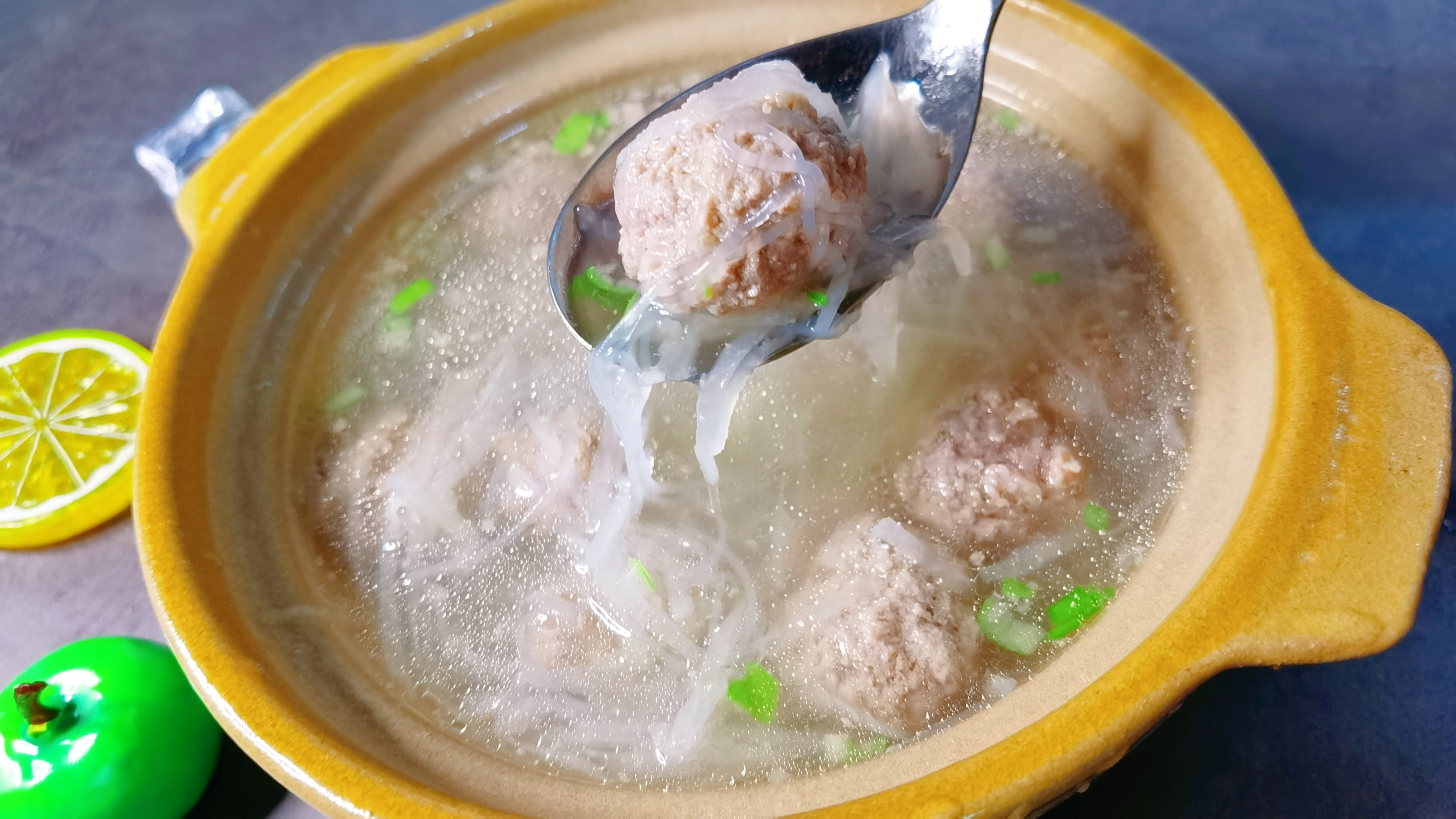 早餐不糊弄给家人做牛肉丸子汤,鲜美可口又好喝,做法简单不麻烦