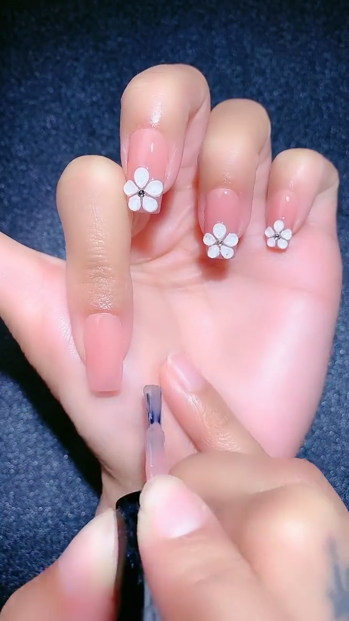 立体五瓣花手绘美甲小技巧可爱