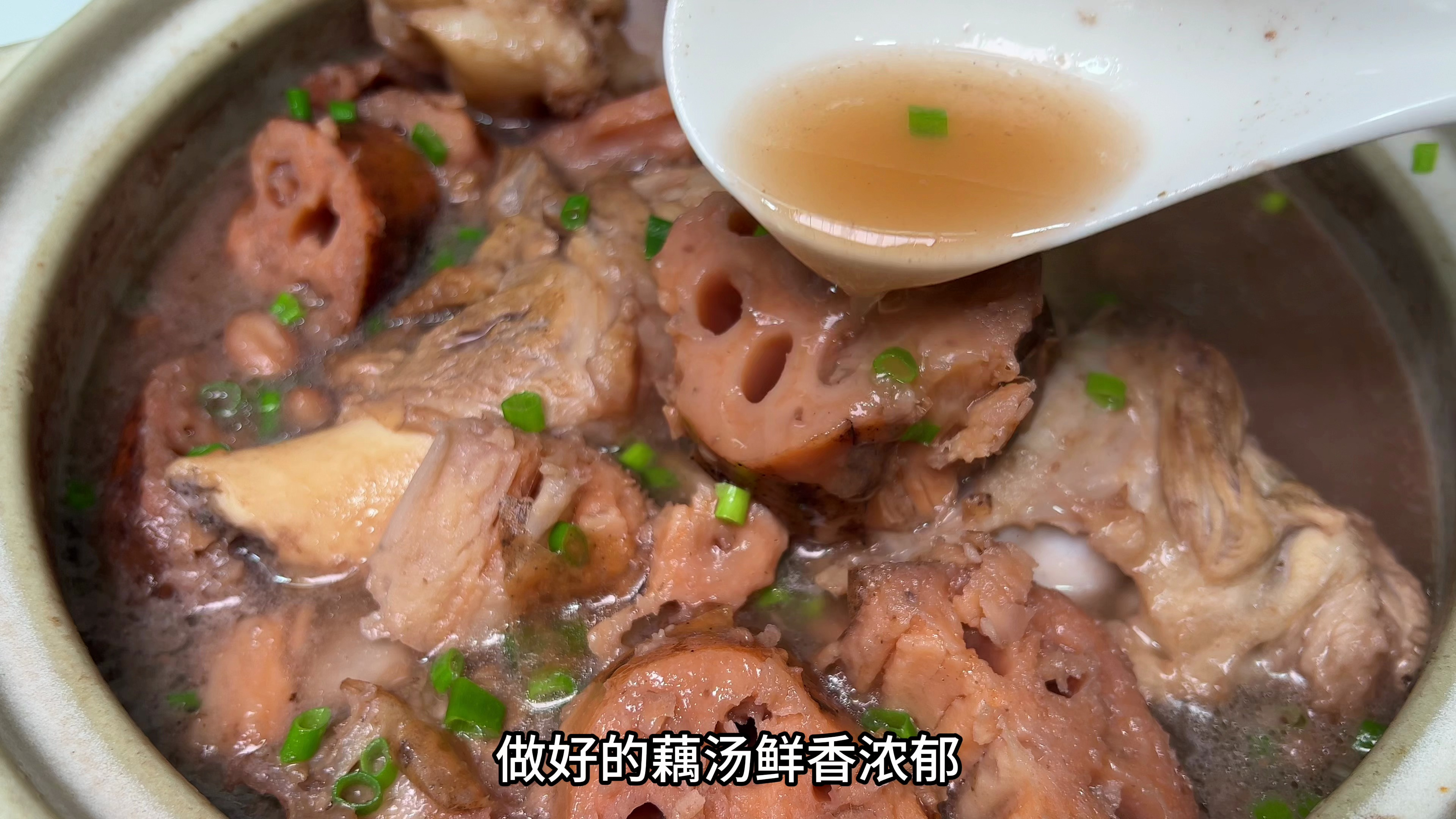 炖莲藕汤时，有人焯水有人直接下锅炖，教你一招，莲藕粉糯汤又浓