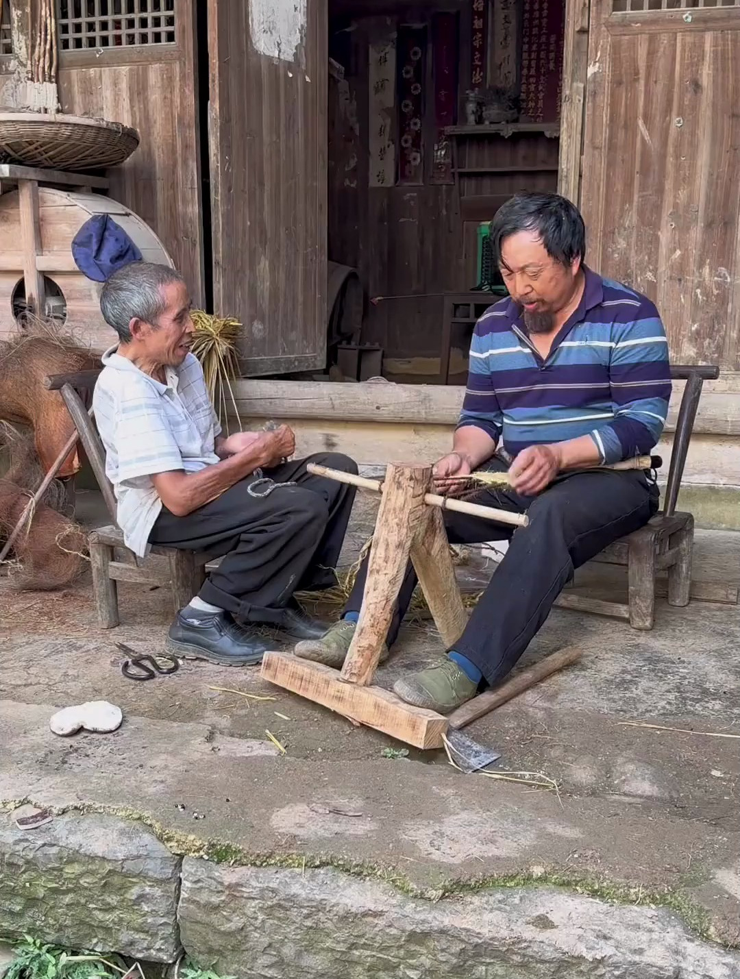 今天和哥哥在家编草鞋