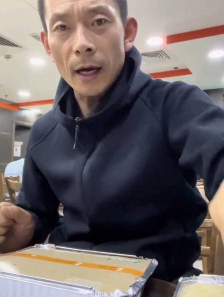 2022-08-100是大饼哥jack啊0粉丝  关注有这么一个爹爹吵架肯定输不了