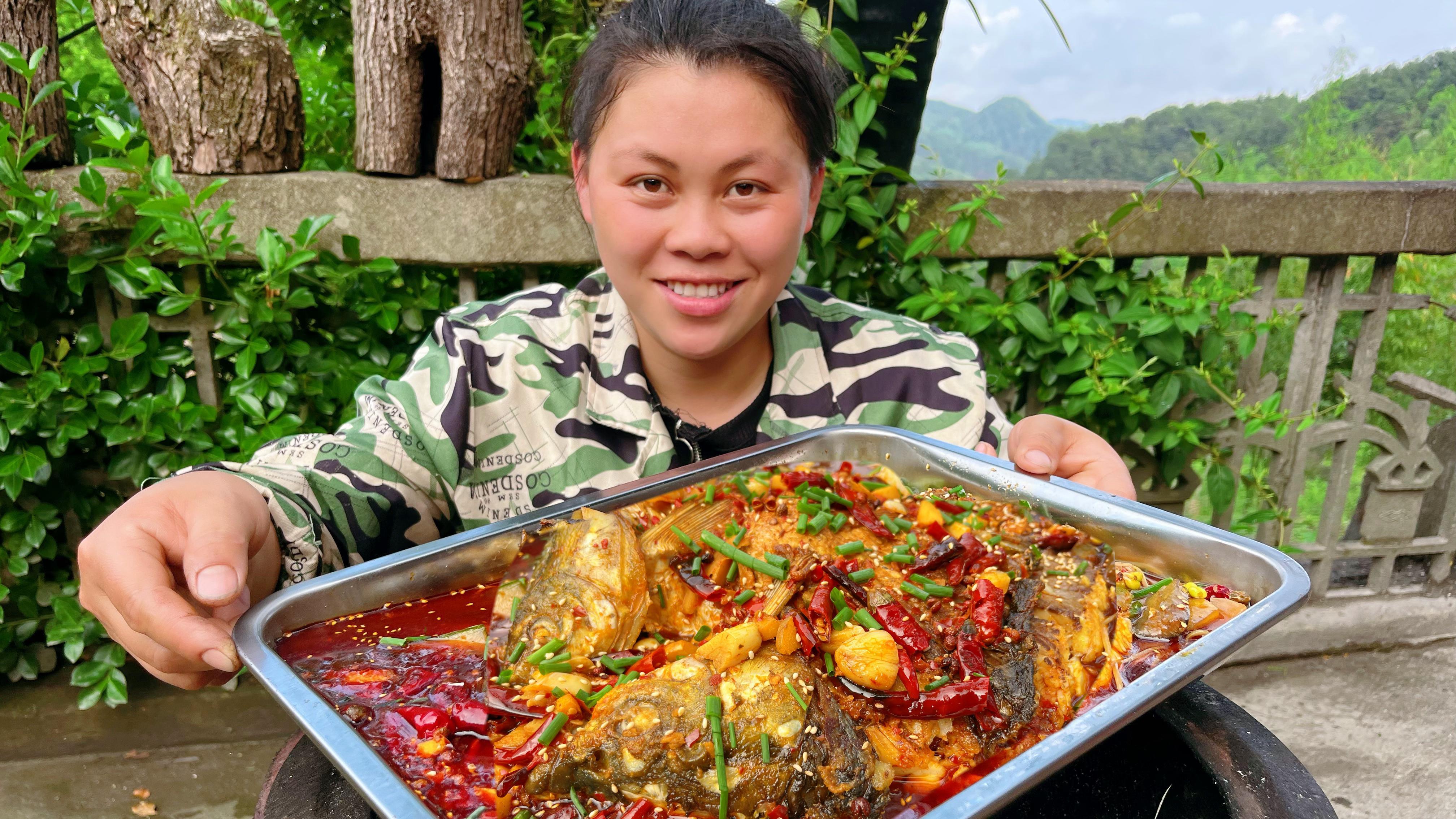 今天做个爆辣烤鱼,加上各种配菜满满一盘,又香又辣欧妹吃过瘾了