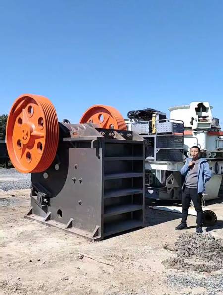 二手750x1060颚式破碎机,配110千瓦电机,时产200吨左右-度小视