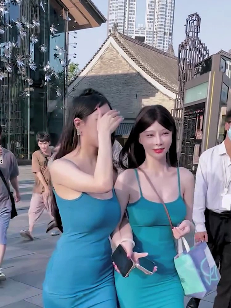 街拍就这么一小小的人胸围竟是36d看着好像真空上阵