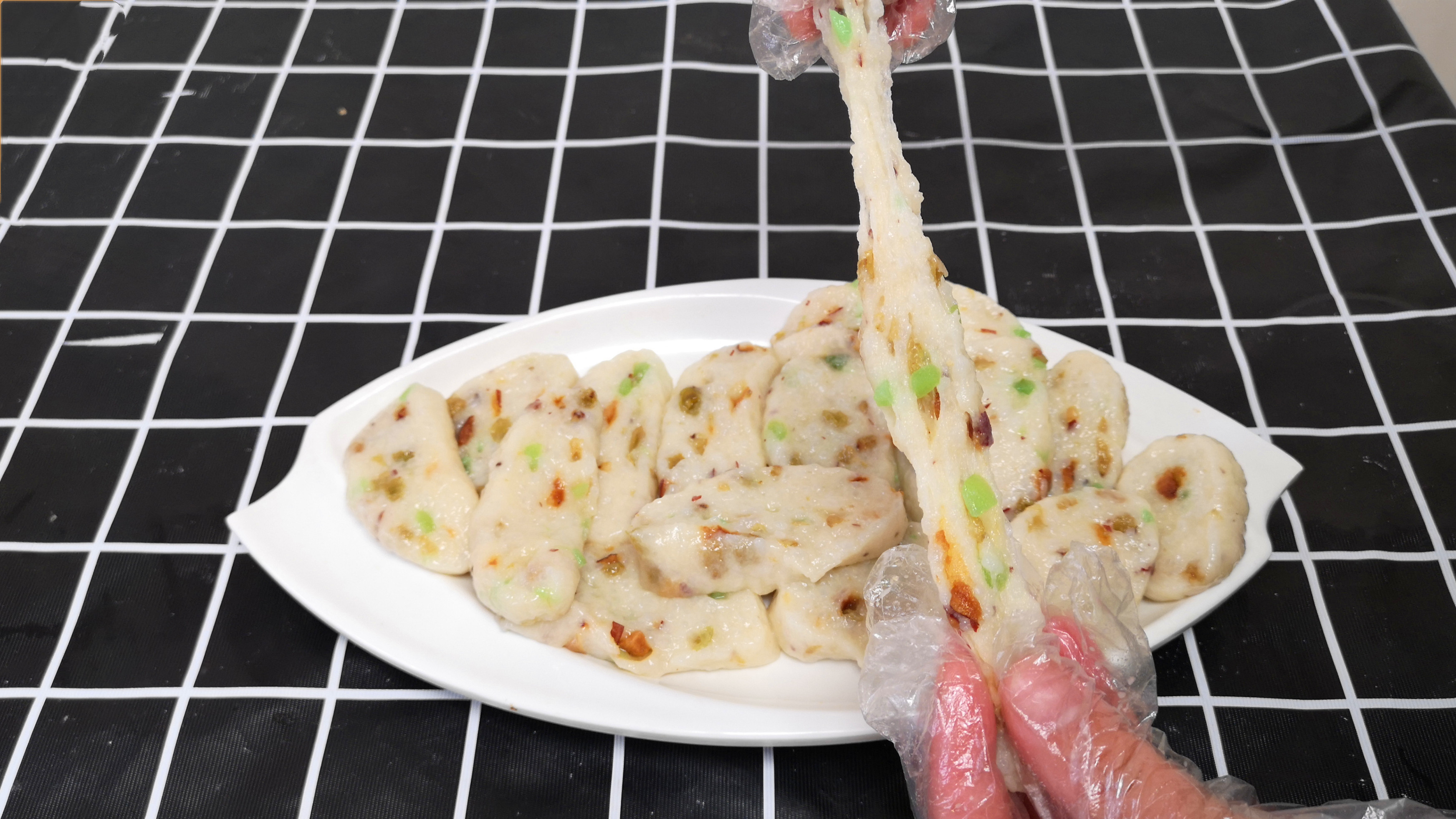 大米凉糕超简单做法,倒进电饭锅搅一搅,软糯香甜还劲道,真解馋