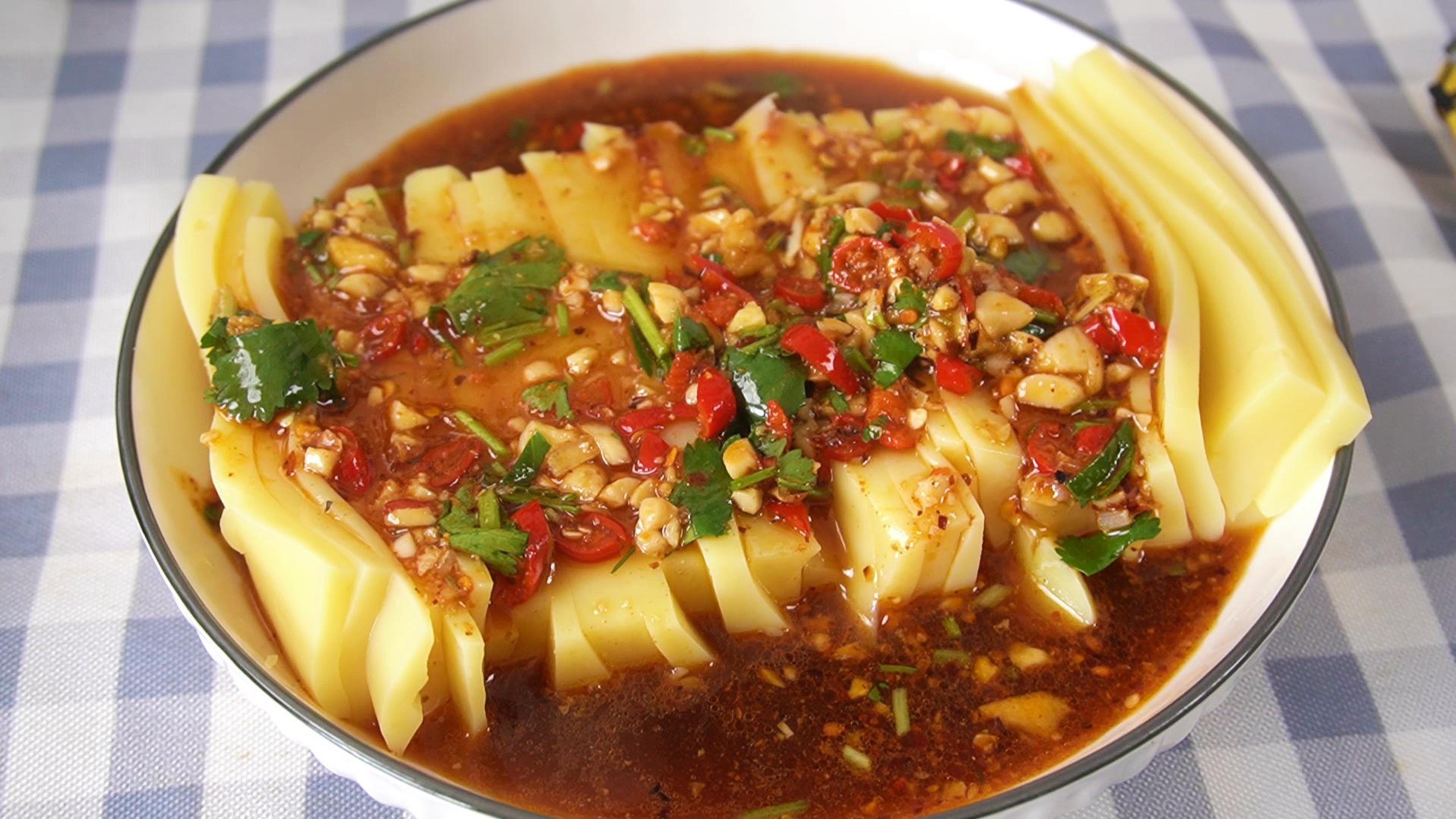 酸辣爽口的“凉拌豌豆粉”,学会后不用去外面买了,在家就能做