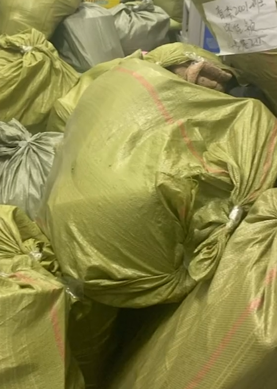 女生开学第一个到宿舍被宿舍里满满的麻袋惊呆了这宿舍是改驿站了吗