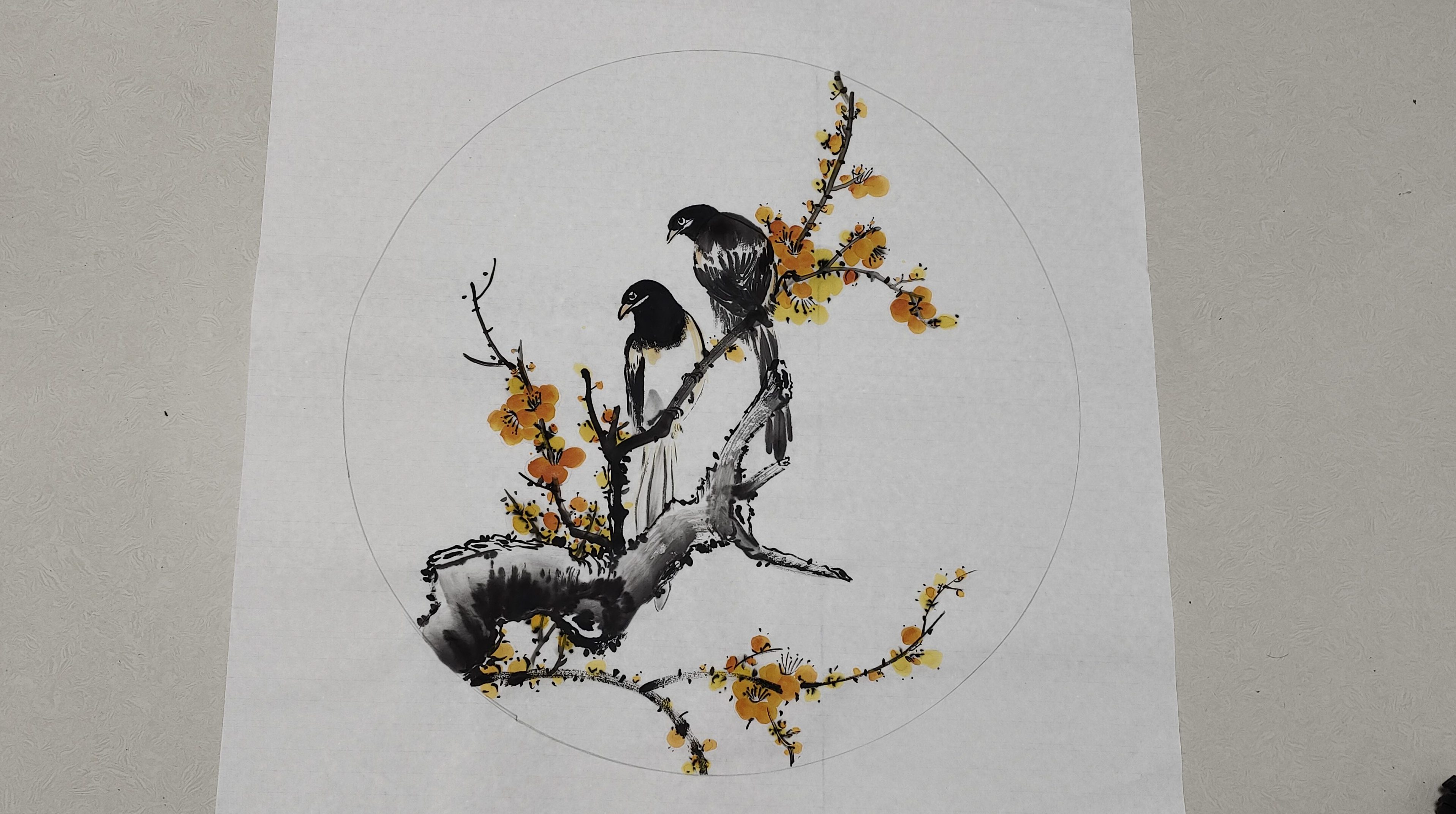 利用简单的笔法,绘画出更有立体感的梅花喜鹊构图