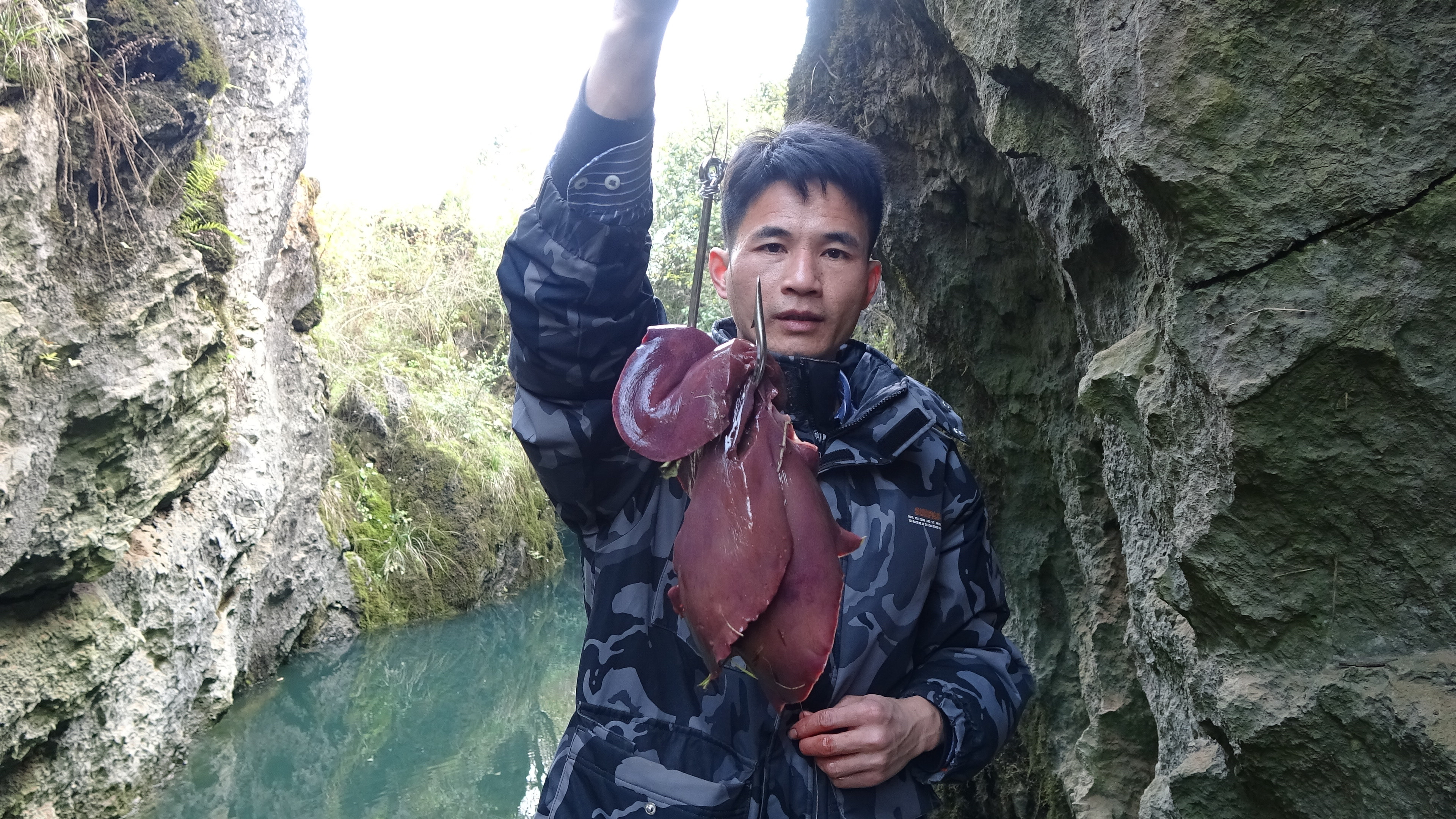 小莫买鲨鱼钩挂上两斤猪肝钓鱼,看能不能中大货