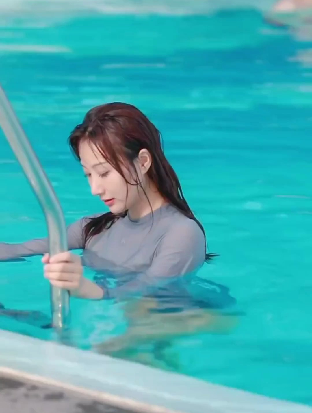 泳池邂逅比基尼美女,精致的打扮,真让人心动!-度小视