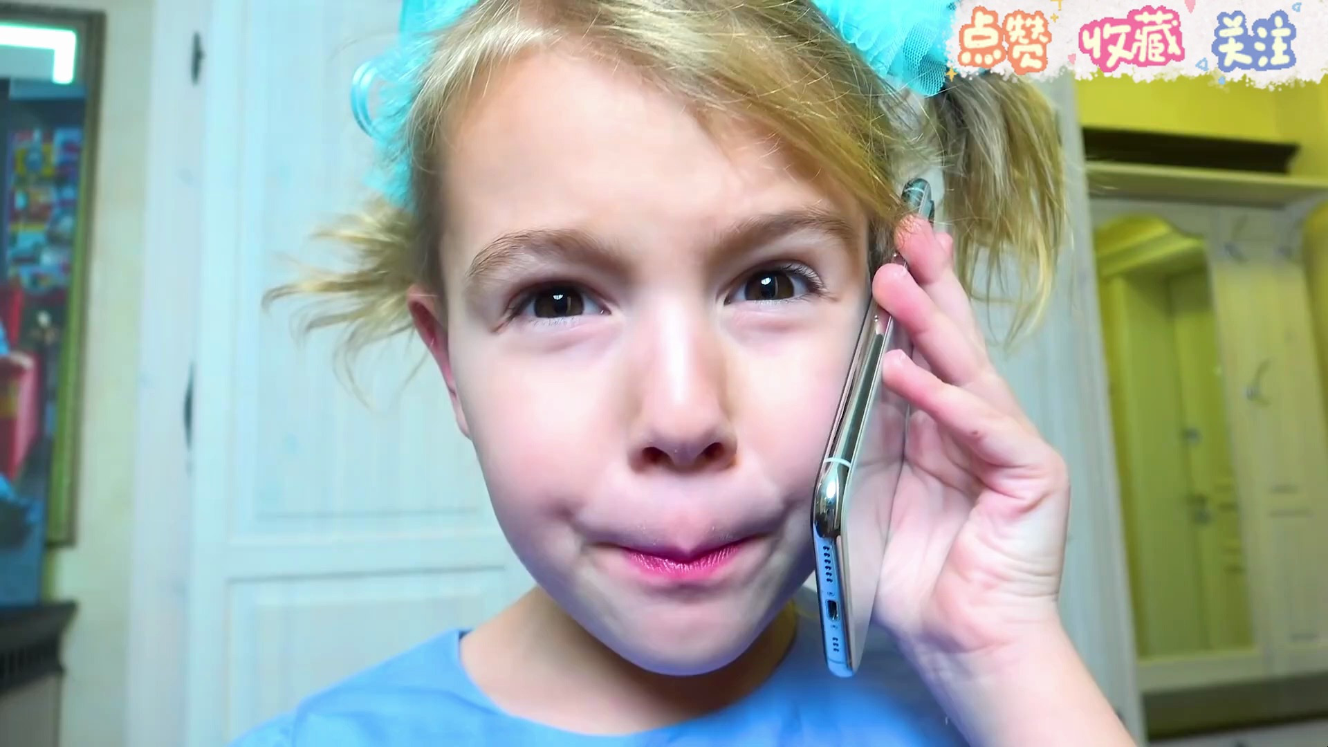 外国小女孩玛利亚为参加生日派对盛装打扮,那条裙子她最喜欢