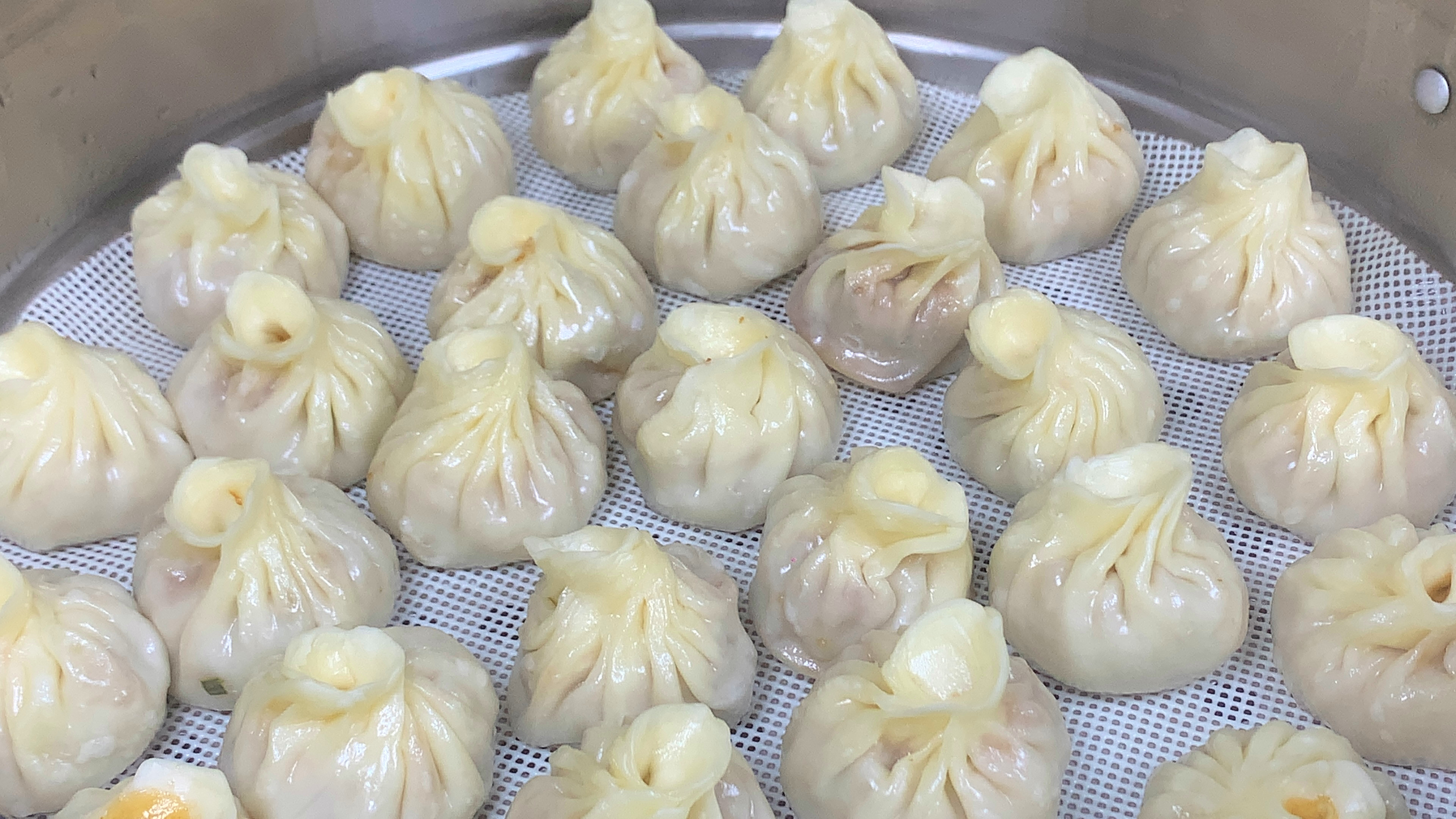 小笼包不用买，自己在家制作，不揉面不发面，皮薄馅大，鲜嫩多汁