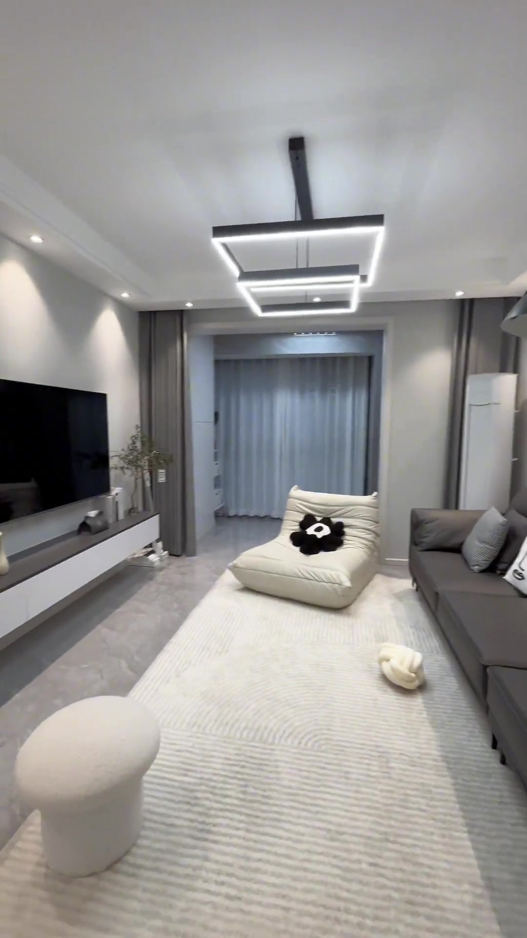 客厅开间3.6米,浅灰色800800通铺,同色系风格搭配真的很绝!-度小视