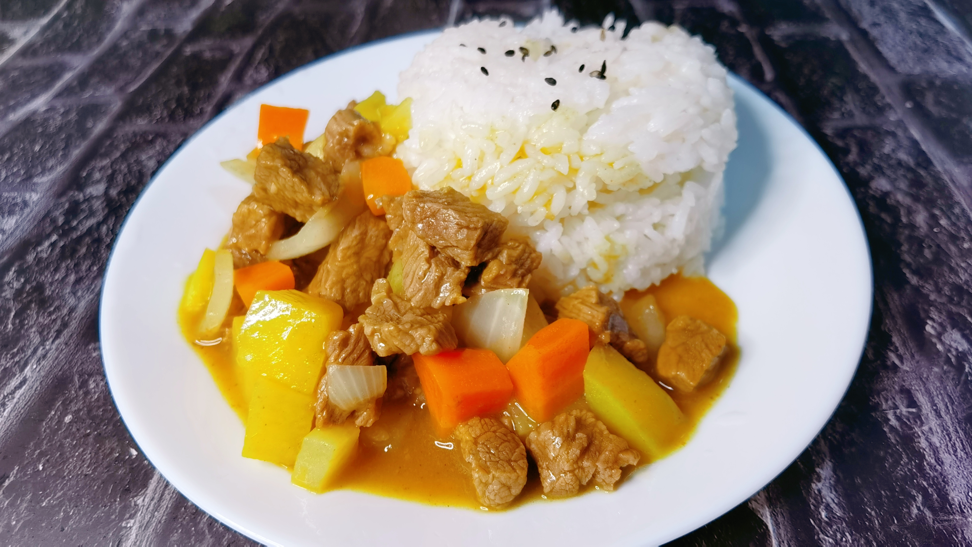 这个咖喱牛肉饭做法太简单了,省时不费力,味道浓郁,越吃越香