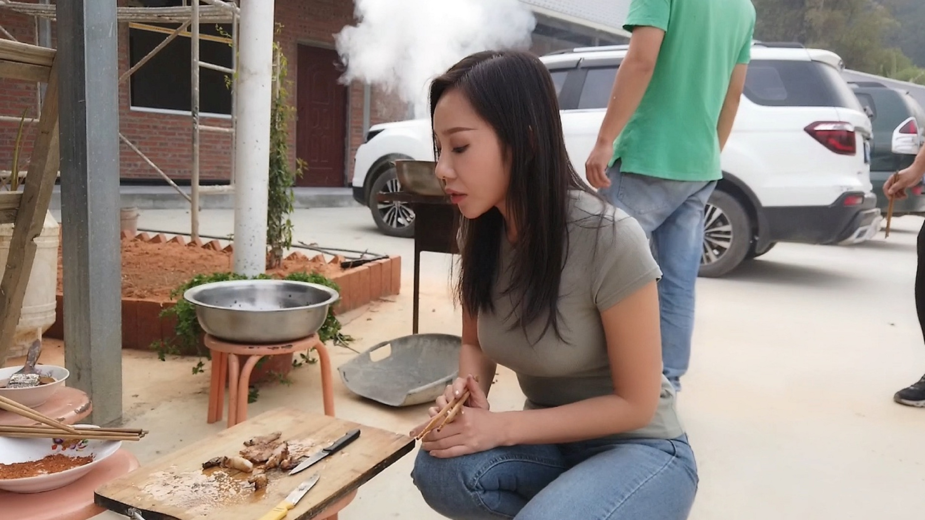 妹子在云南吃烤猪肉,还没熟大哥就让我吃,硬说鲜嫩多汁
