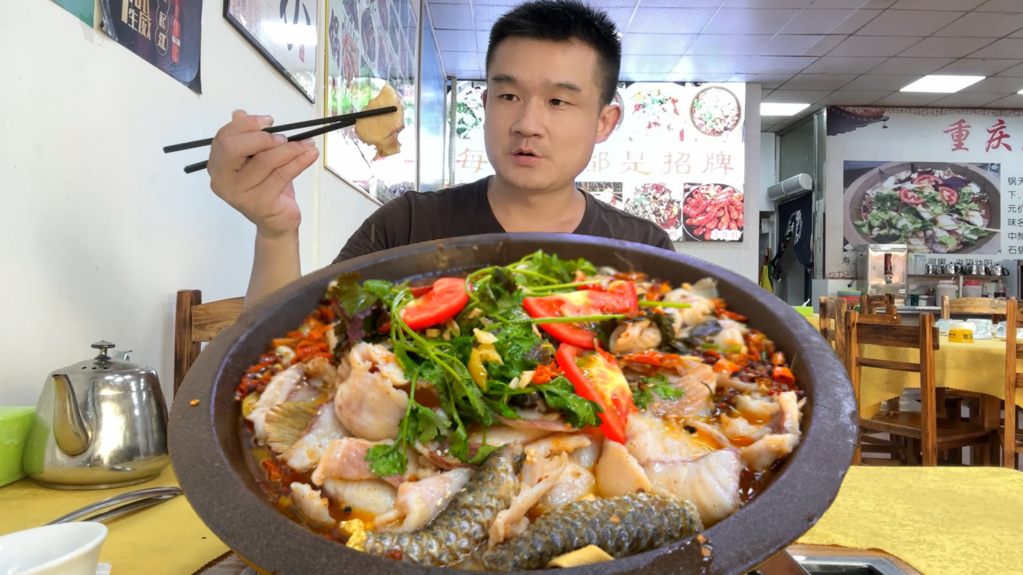 在重庆菜馆吃石锅鱼火锅,扬言要特辣又麻又辣,就是免费米饭太烫
