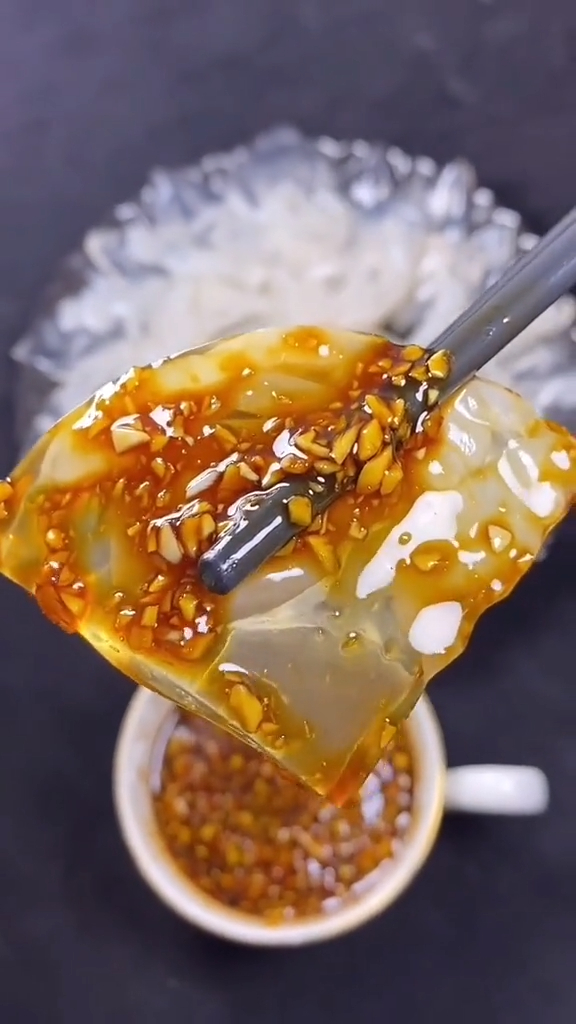 年夜饭第一道菜,蒜泥皮冻,蘸点蒜泥,真是太好吃了-度小视