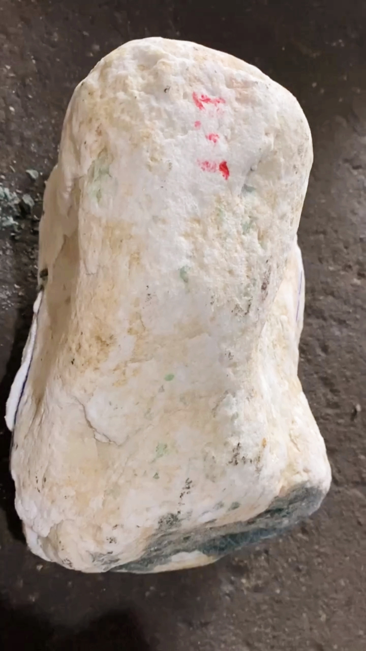 木那场口黄沙皮翡翠原石,切开后没想到里面是这个颜色!-度小视