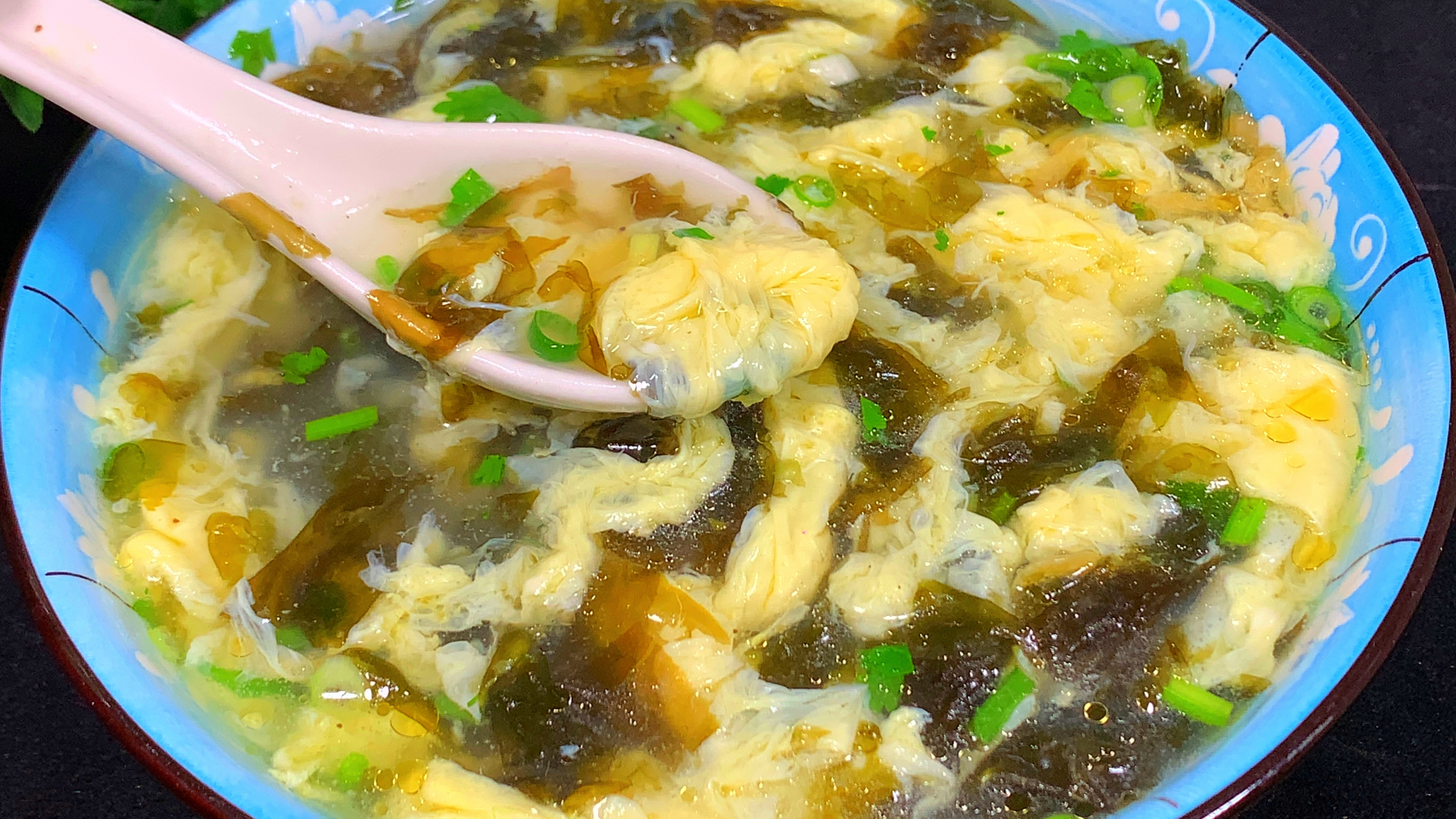 这才是紫菜鸡蛋汤的正确做法，汤鲜味美好喝有技巧，几分钟就学会