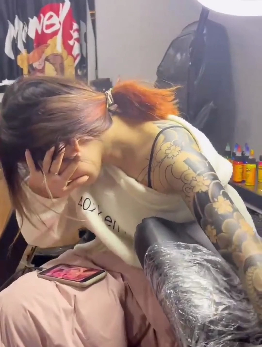 女纹身师给小姐姐纹身,香肩配上性感的花,网友:想娶回家