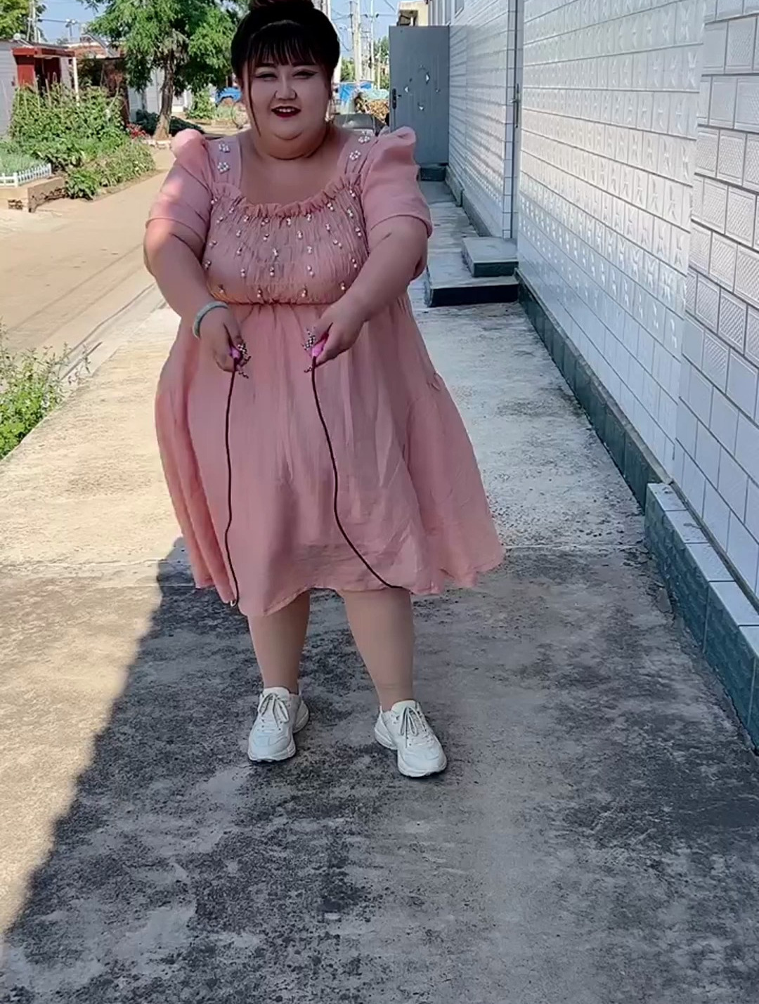 大胖媳妇跳绳,是不是绳子太短了