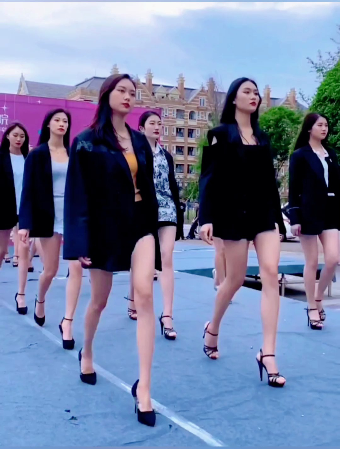 这一排模特真的是太养眼了!这身材太完美,这大长腿都要逆天啊!