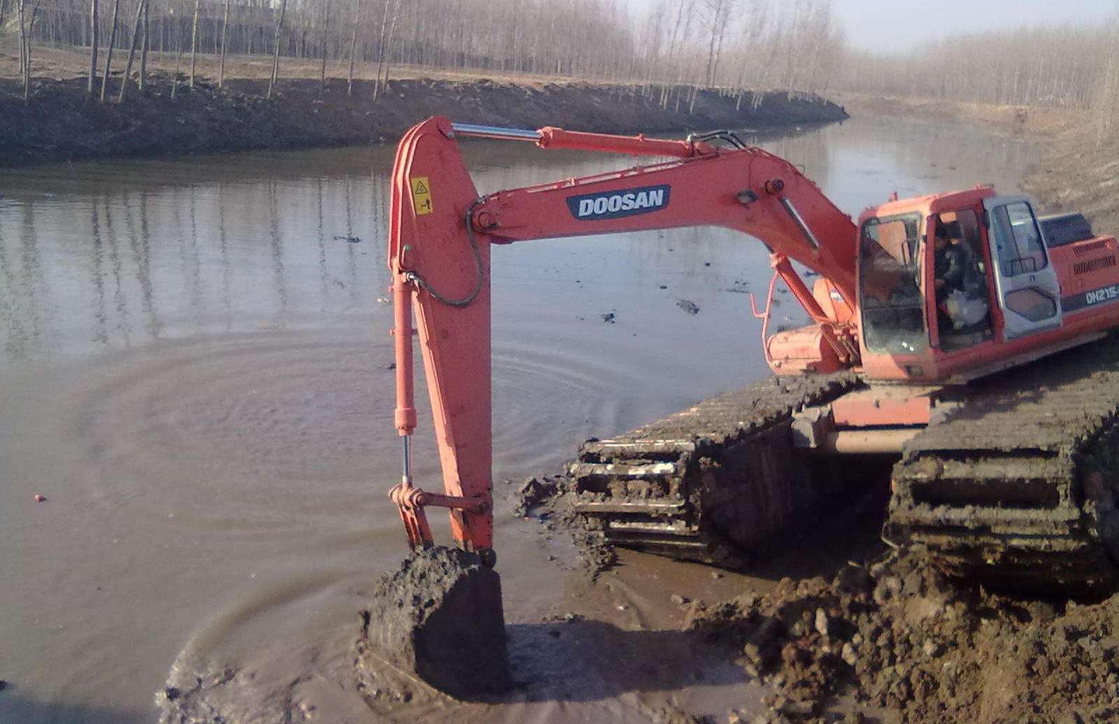 河渠清除淤泥水上挖掘机出租