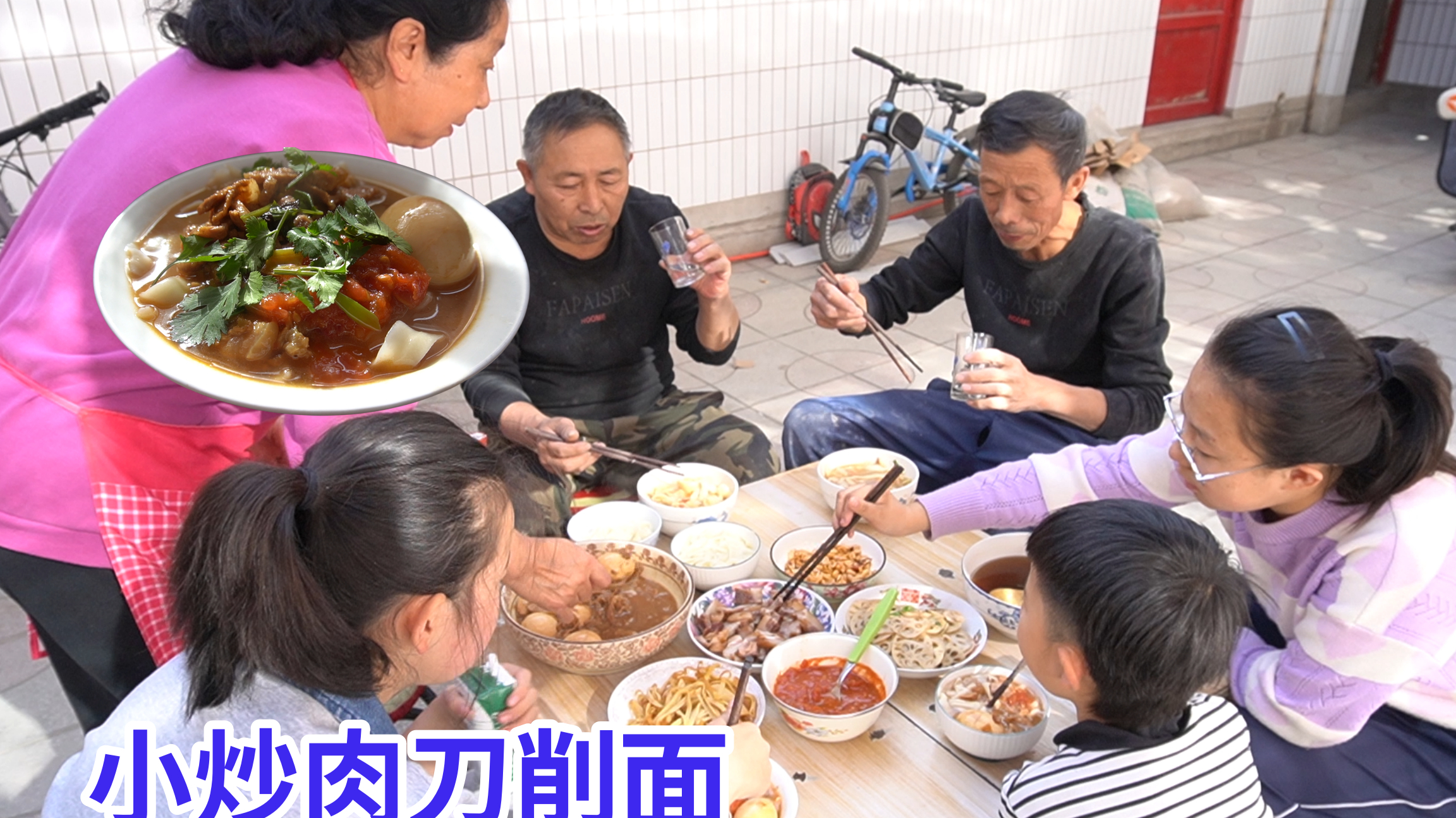 二舅来家第二天,老妈小炒肉刀削面招待,汤香面筋道,看着就香!