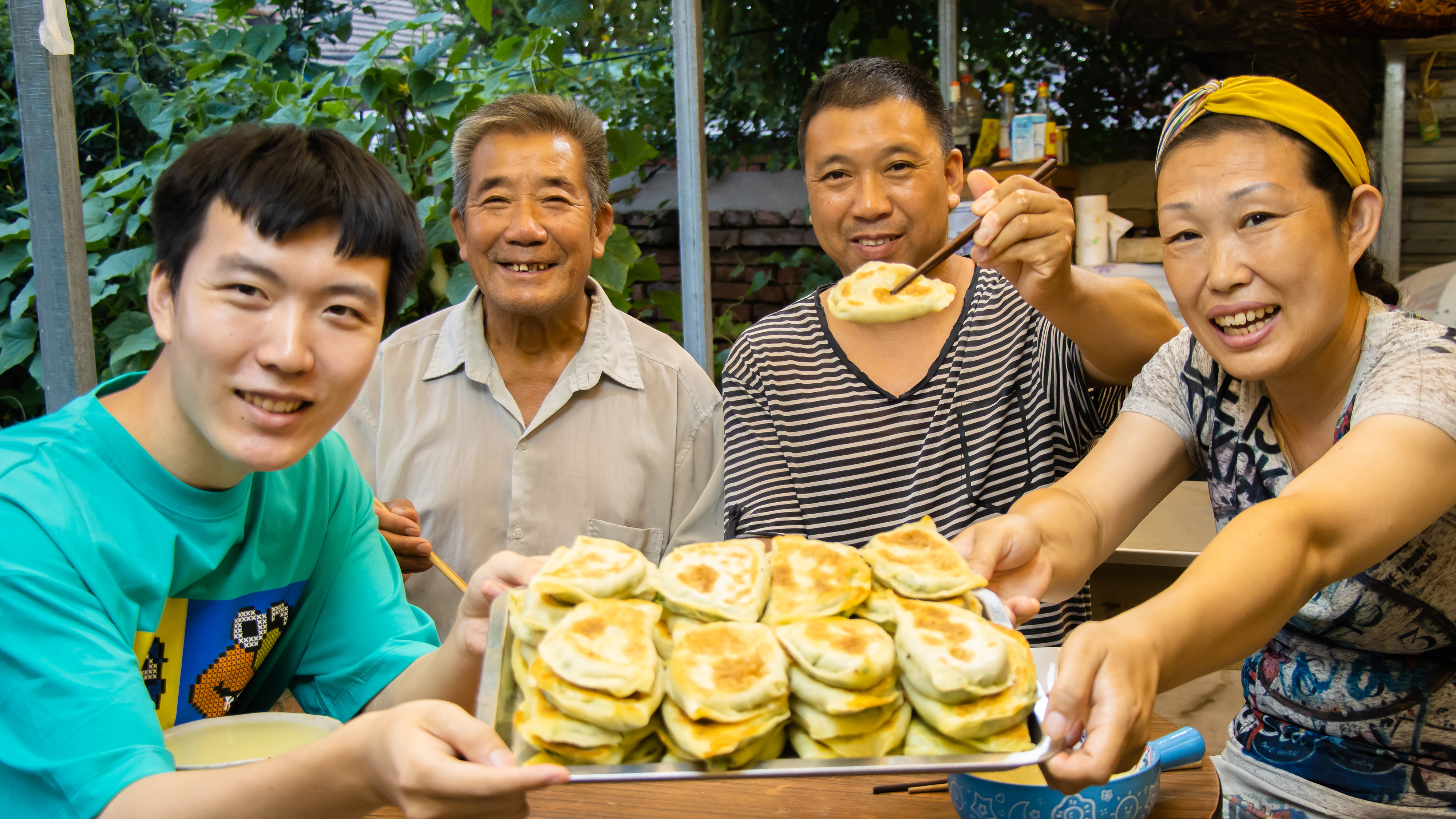 姥姥下地割韭菜,老妈烙韭菜盒子,皮薄馅大,奶奶一顿6个吃过瘾