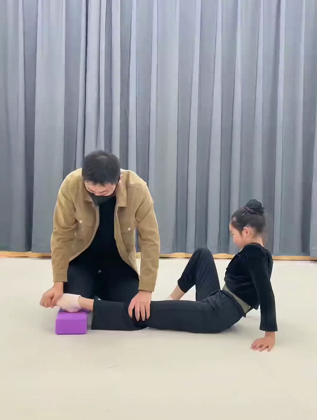 沉浸式带你看舞蹈生压脚背,软开度训练,台上一分钟台下十年功