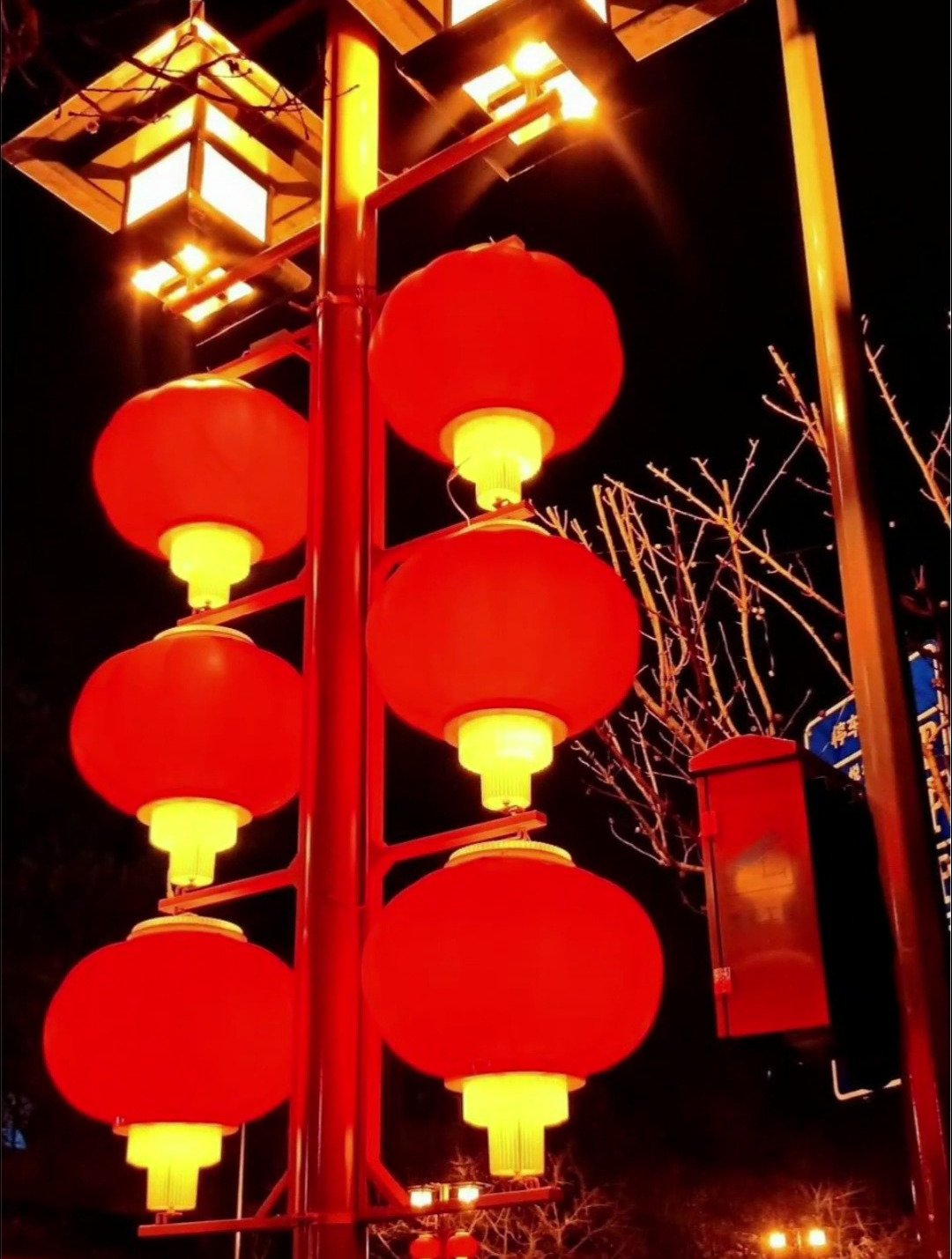 挂上大红灯笼街道太靓了led路灯杆中国结灯笼厂家春节道路亮化