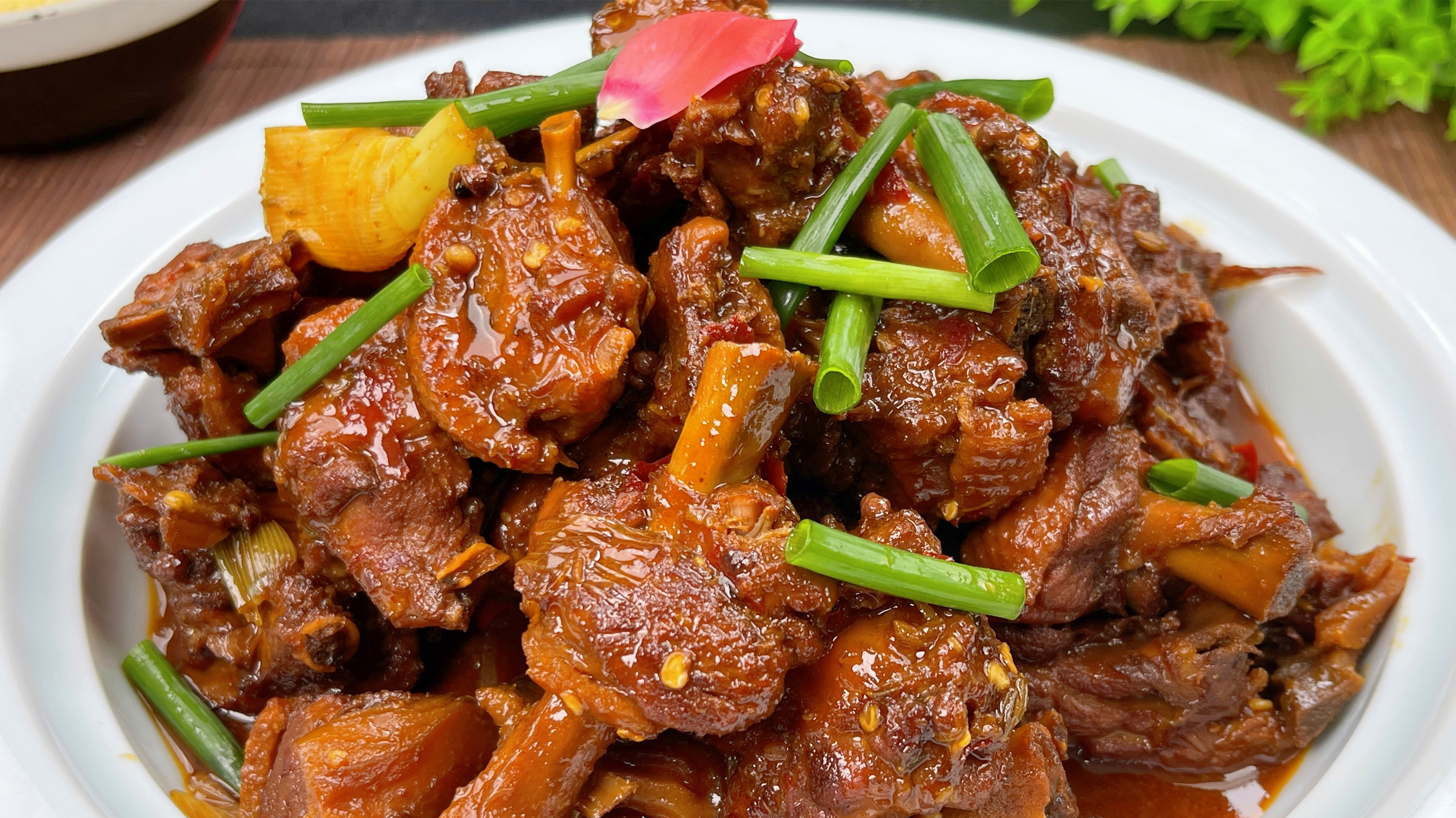 大厨教你做啤酒鸭，记住2个小诀窍，出锅不腥不柴，香辣入味过瘾