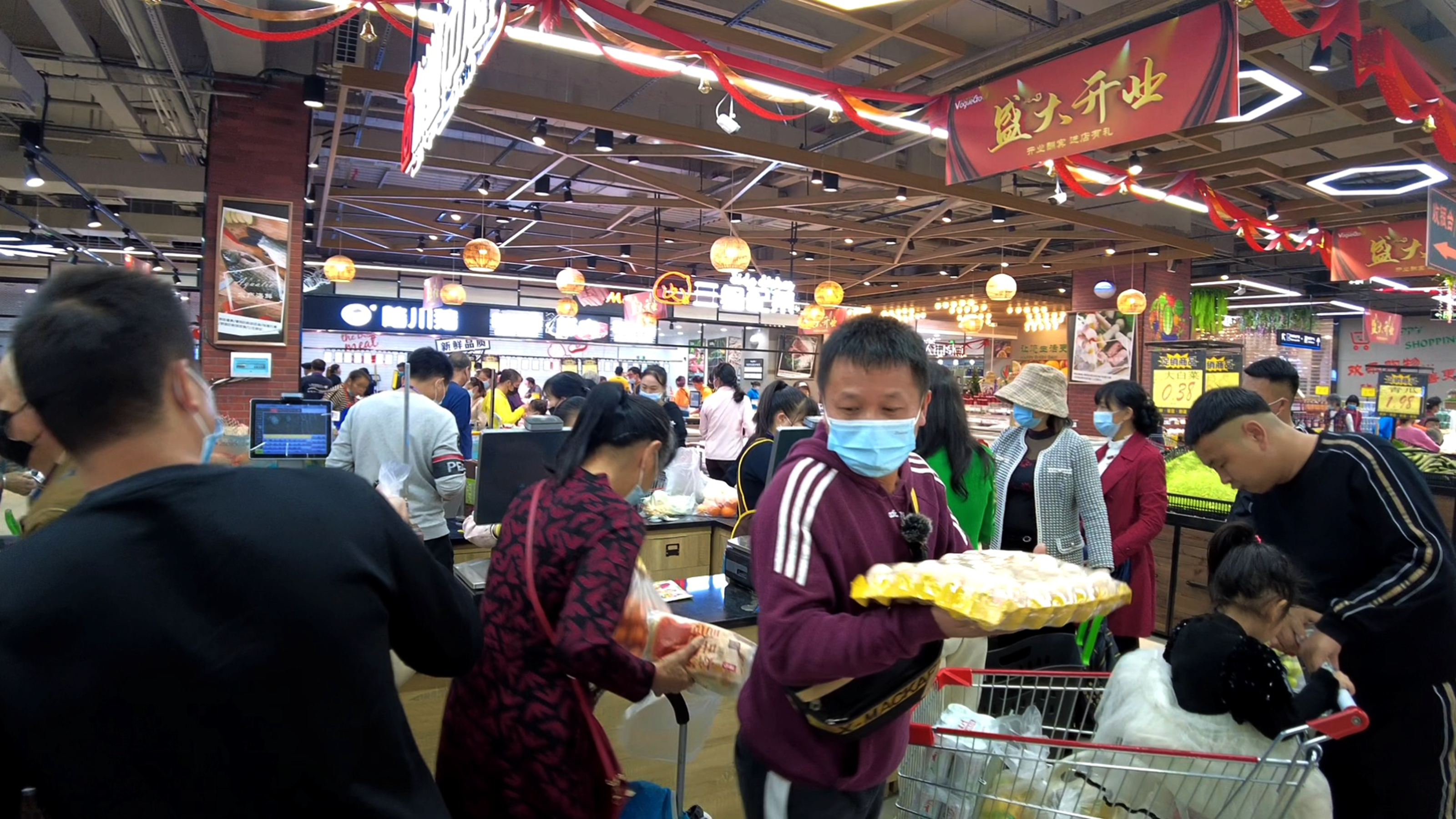 南宁一大型商场开业,超市东西便宜,位置有点偏但人流量还是挺大