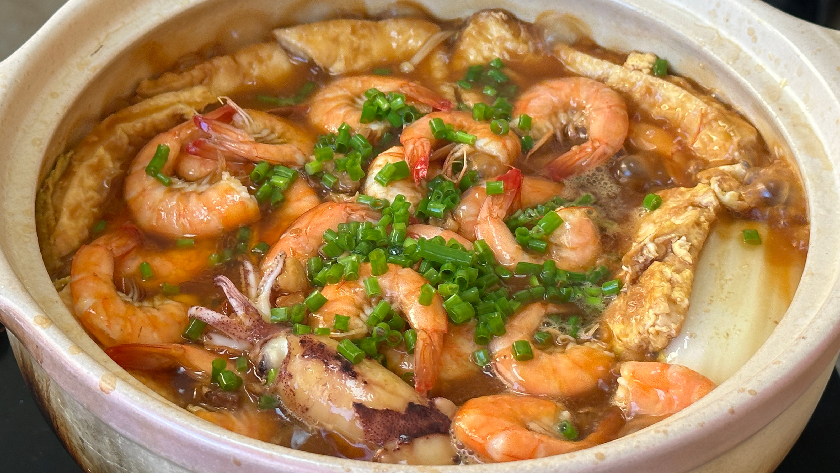 天气慢慢变凉了,做一锅鲜虾豆腐煲,越炖越香太好吃了