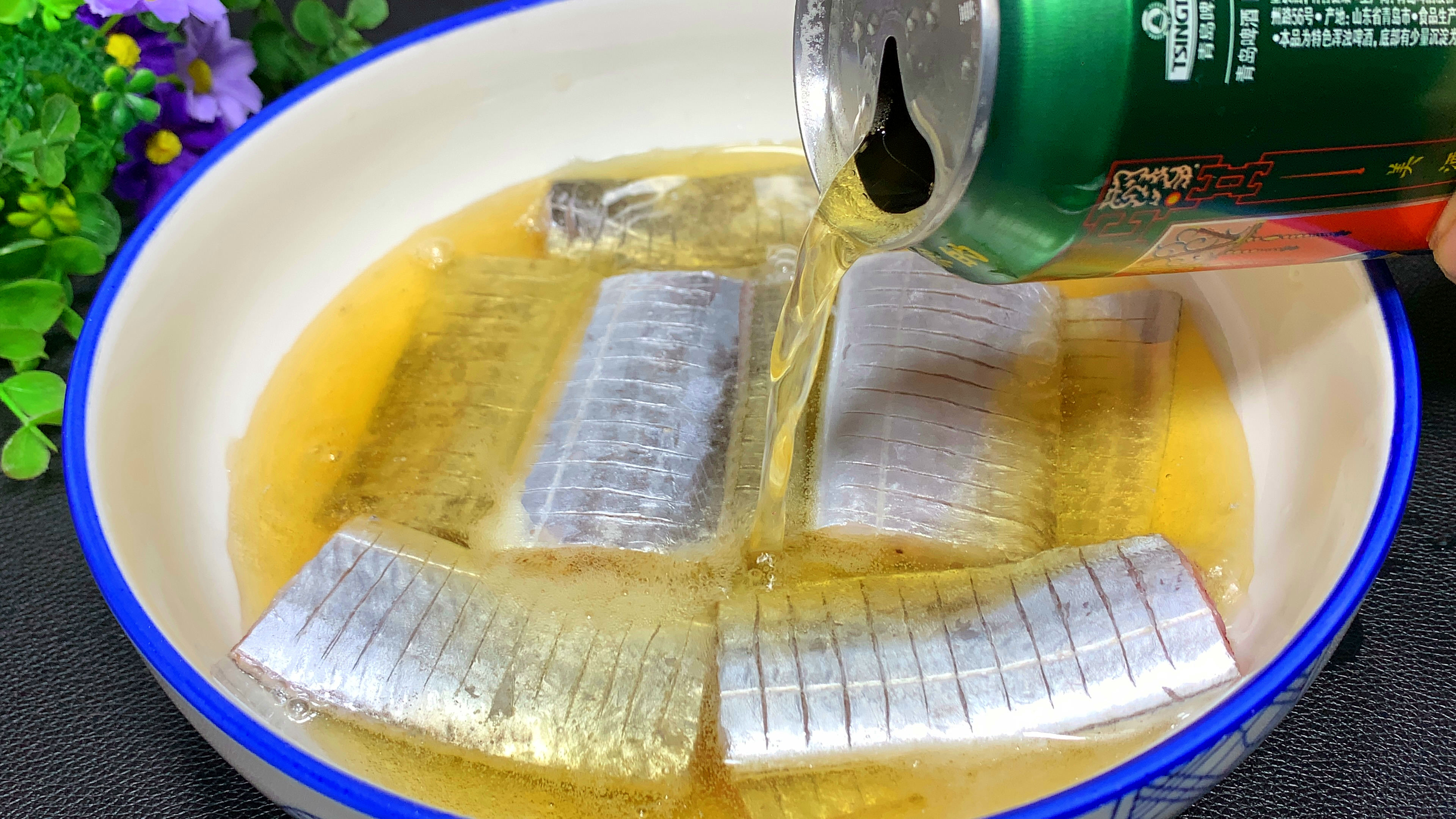把啤酒倒入带鱼中,出锅真是太香了,外酥里嫩,天天吃都不腻