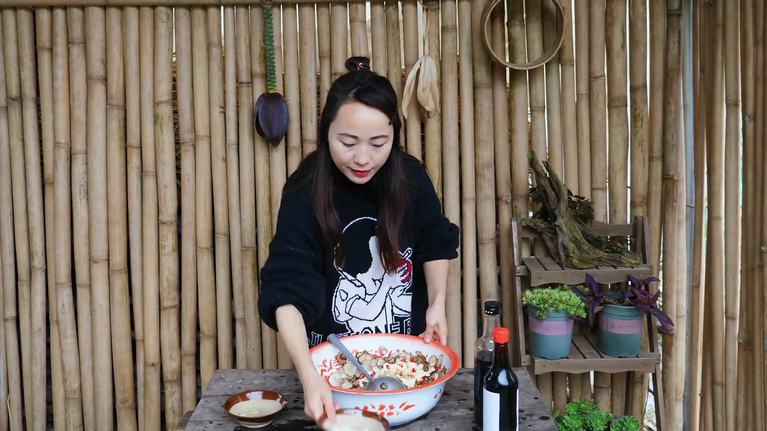 菜地边长了些野生洋姜,挖回家去做腌洋姜,以后不愁下饭菜了)