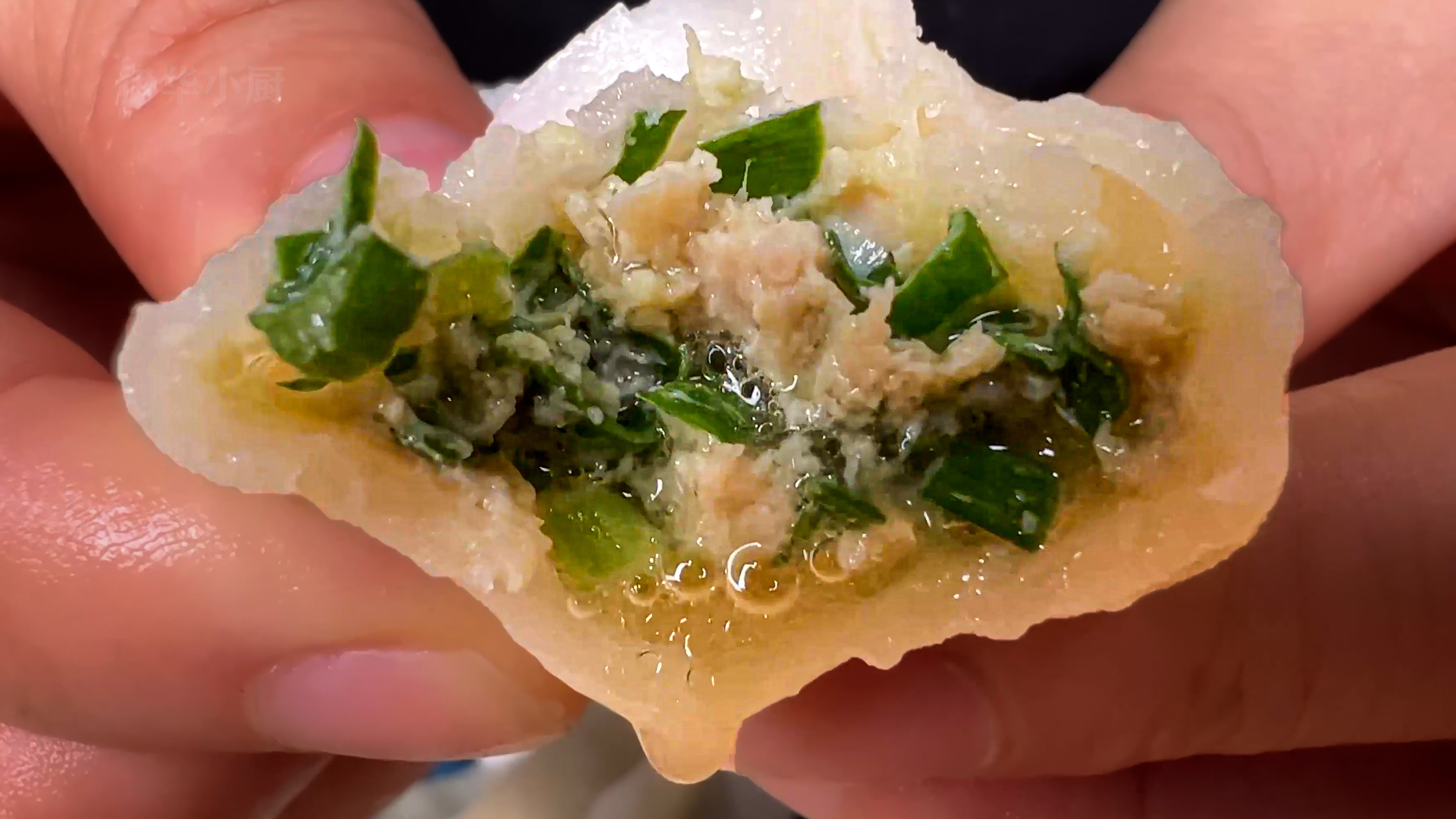 调韭菜馅饺子，翠绿不出水有秘诀，饺子水嫩多汁学会了过年露一手